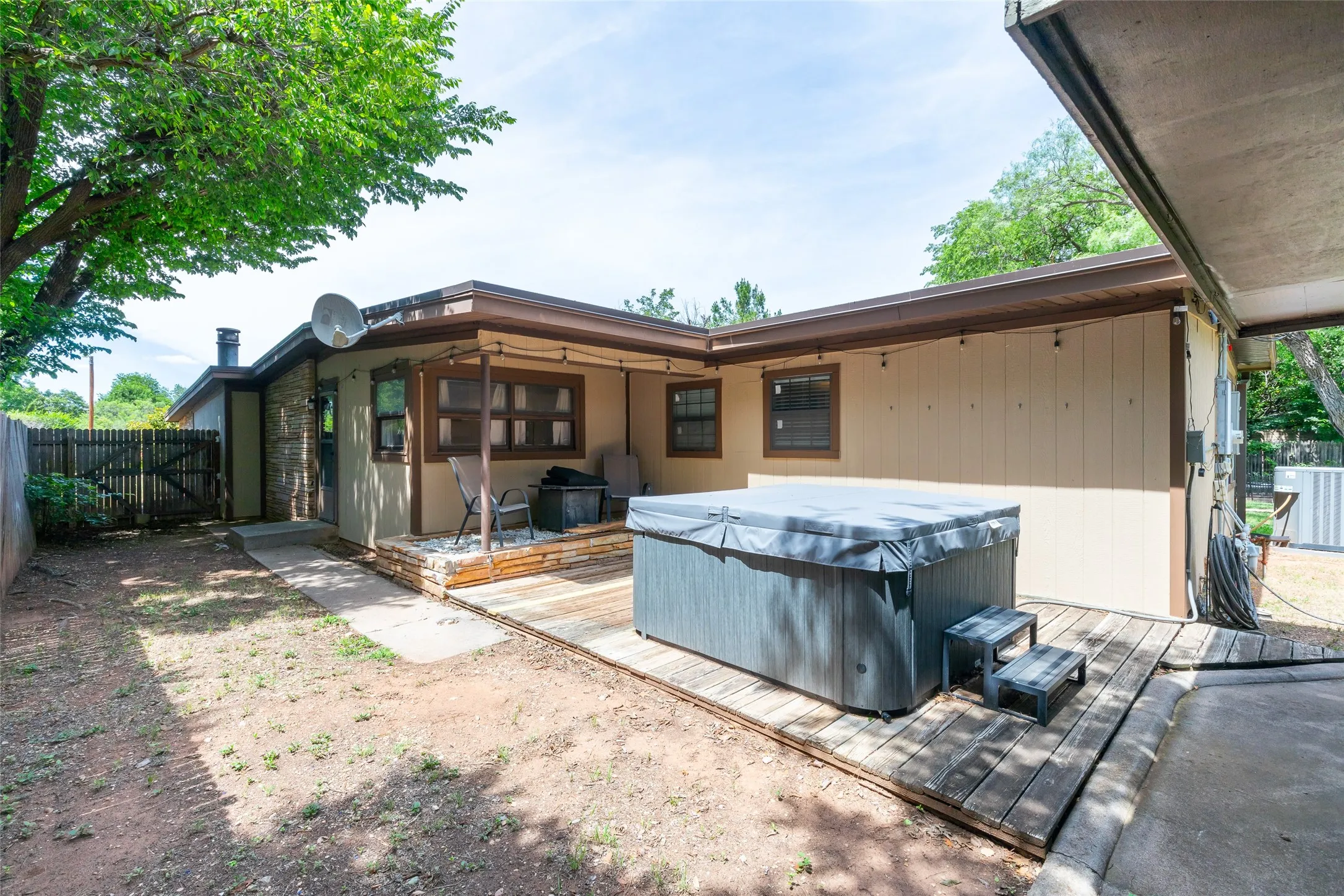 Single Family Residence For Sale in Taylor County , 109 Circle of Holly, Abilene, Texas 79605, 3 Bedroom, 3 Bathroom, 2 Garage spaces, 2,201 Sqft, built in 1961, mls#21281225, Real Estate Agent in Abilene, Homes For Sale in Taylor county, Homes For Sale in Abilene, Realtor in Abilene Texas, Real Estate Brokerage Independent Realty Texas, Luminita Cordes Realtor