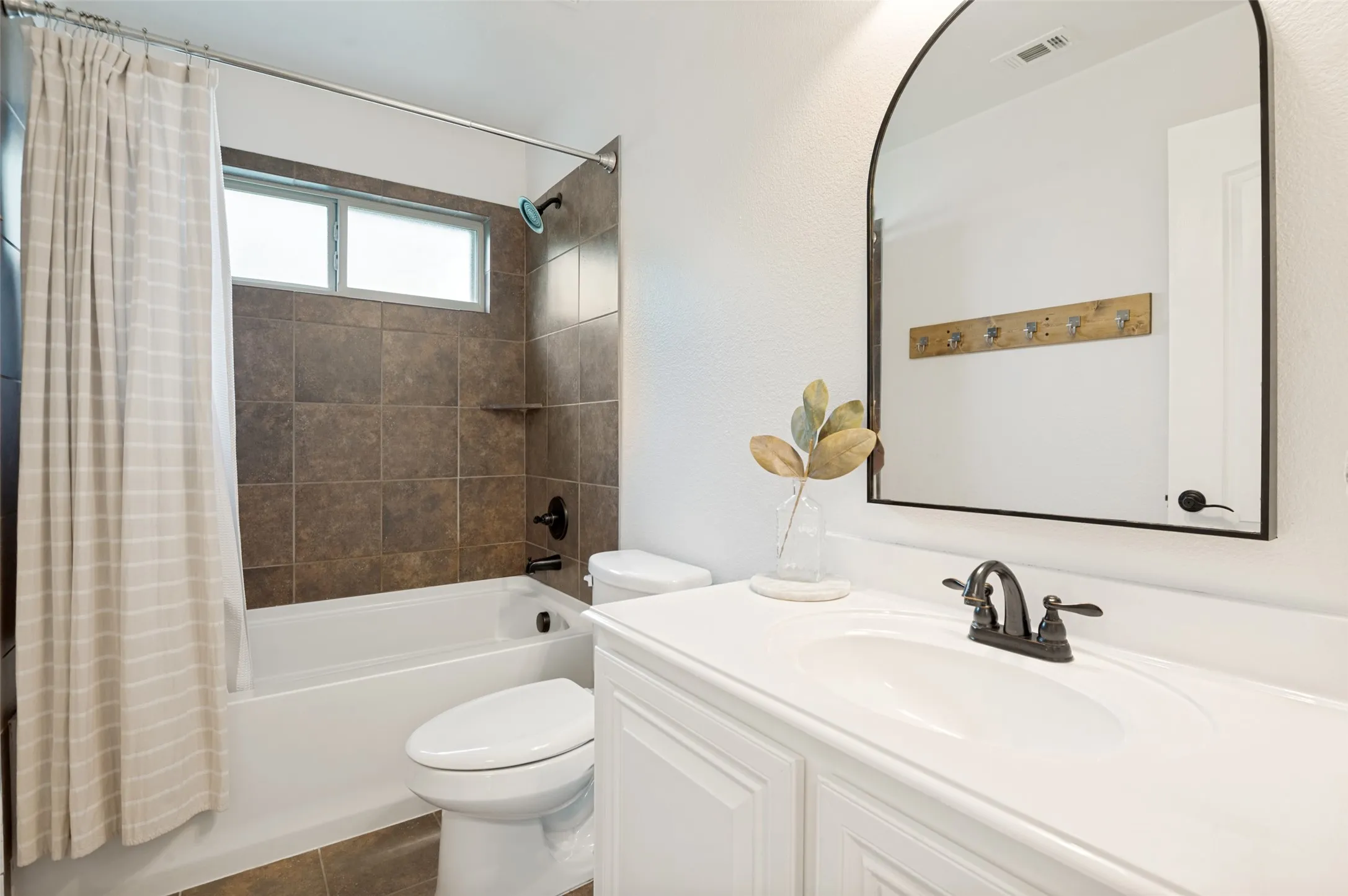 Single Family Residence For Sale in Collin County , 107 Meadow View Drive, Mc Kinney, Texas 75071, 4 Bedroom, 3 Bathroom, 3 Garage spaces, 3,441 Sqft, built in 2013, mls#21284510, Real Estate Agent in Mc Kinney, Homes For Sale in Collin county, Homes For Sale in Mc Kinney, Realtor in Mc Kinney Texas, Real Estate Brokerage Independent Realty Texas, Luminita Cordes Realtor