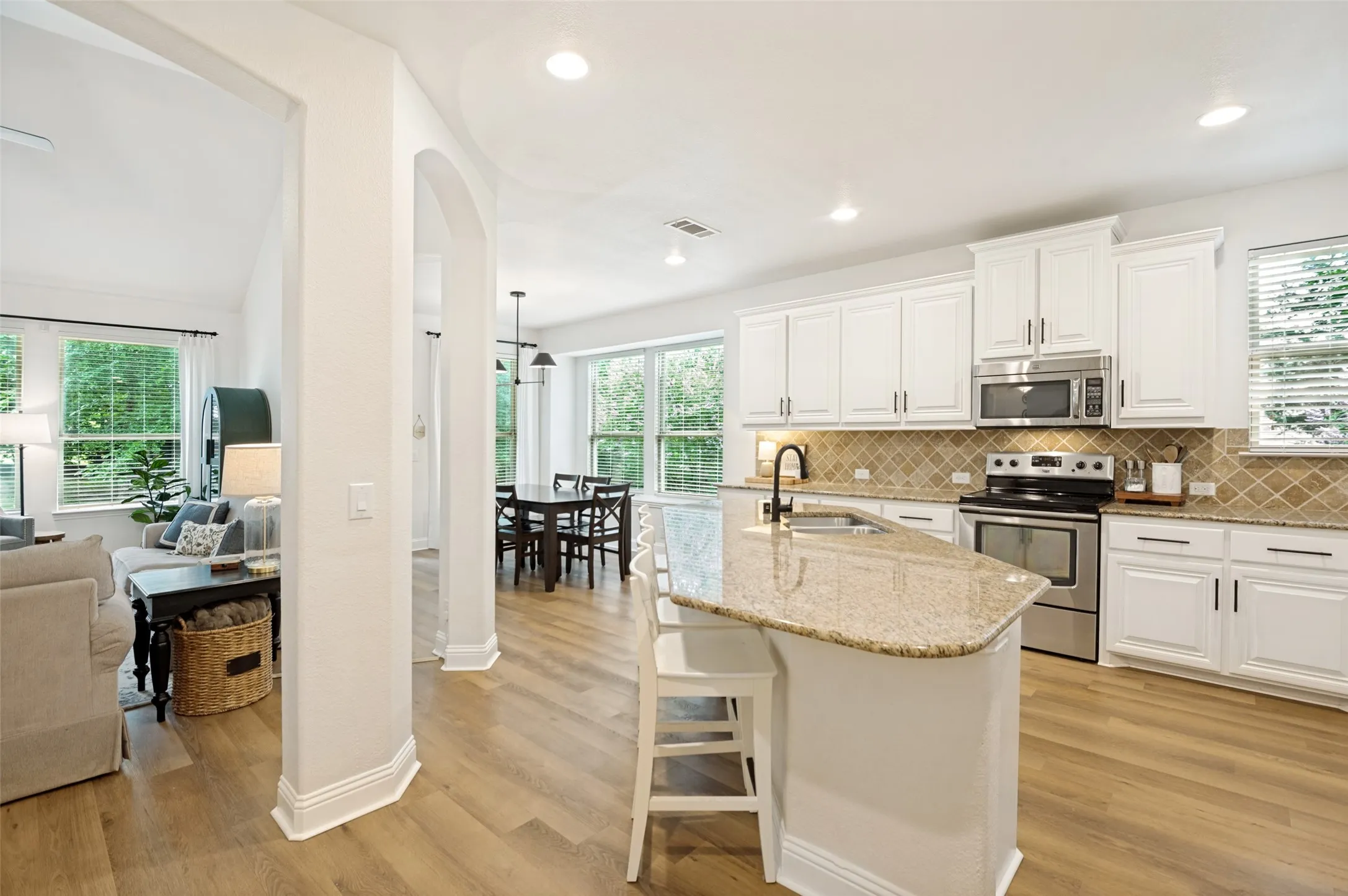 Single Family Residence For Sale in Collin County , 107 Meadow View Drive, Mc Kinney, Texas 75071, 4 Bedroom, 3 Bathroom, 3 Garage spaces, 3,441 Sqft, built in 2013, mls#21284510, Real Estate Agent in Mc Kinney, Homes For Sale in Collin county, Homes For Sale in Mc Kinney, Realtor in Mc Kinney Texas, Real Estate Brokerage Independent Realty Texas, Luminita Cordes Realtor