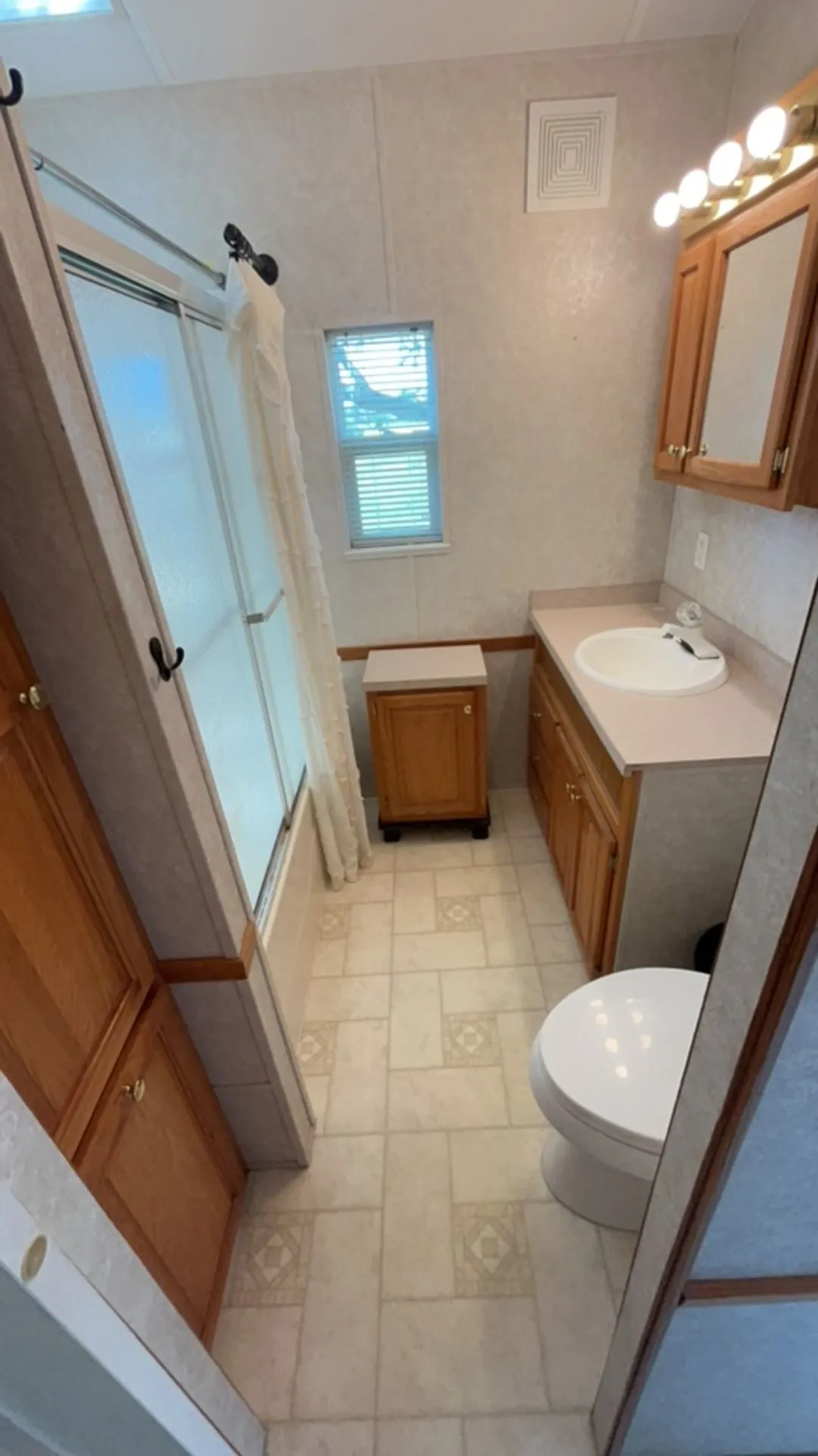 Manufactured Home For Rent in Dallas County , 3130 E Parkerville Road 18, Lancaster, Texas 75146, 1 Bedroom, 1 Bathroom, Garage spaces, 728 Sqft, built in 1992, mls#21284473, Real Estate Agent in Lancaster, Homes For Rent in Dallas county, Homes For Rent in Lancaster, Realtor in Lancaster Texas, Real Estate Brokerage Independent Realty Texas, Luminita Cordes Realtor