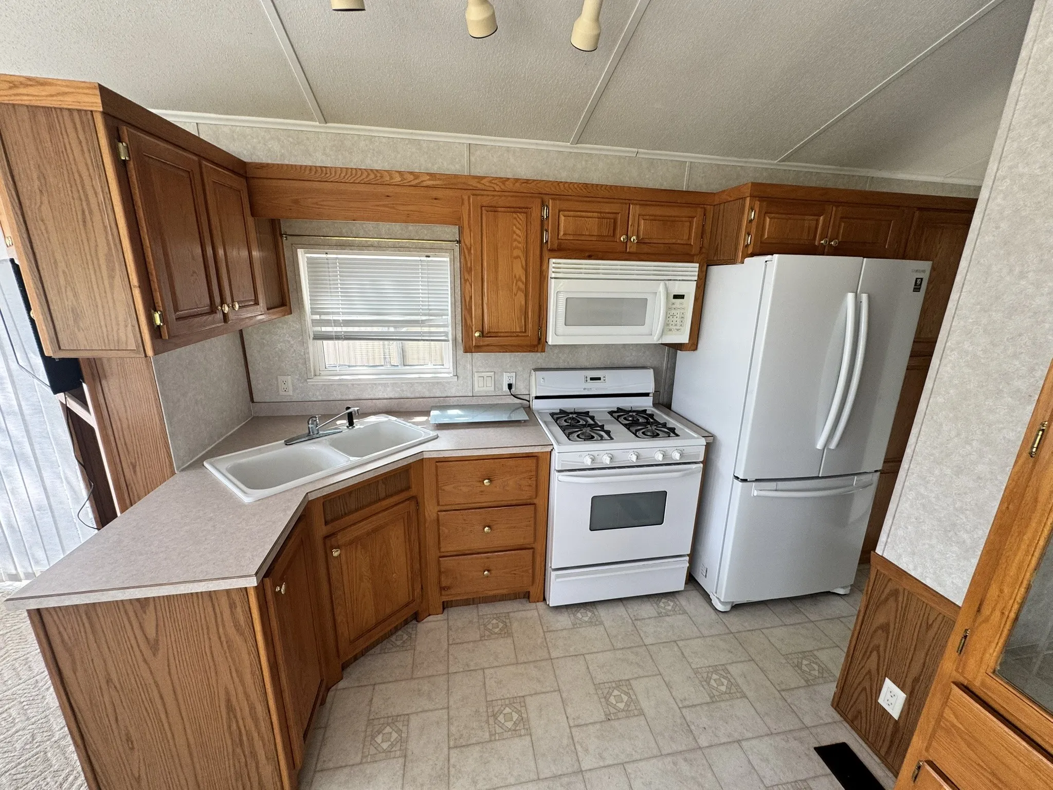 Manufactured Home For Rent in Dallas County , 3130 E Parkerville Road 18, Lancaster, Texas 75146, 1 Bedroom, 1 Bathroom, Garage spaces, 728 Sqft, built in 1992, mls#21284473, Real Estate Agent in Lancaster, Homes For Rent in Dallas county, Homes For Rent in Lancaster, Realtor in Lancaster Texas, Real Estate Brokerage Independent Realty Texas, Luminita Cordes Realtor