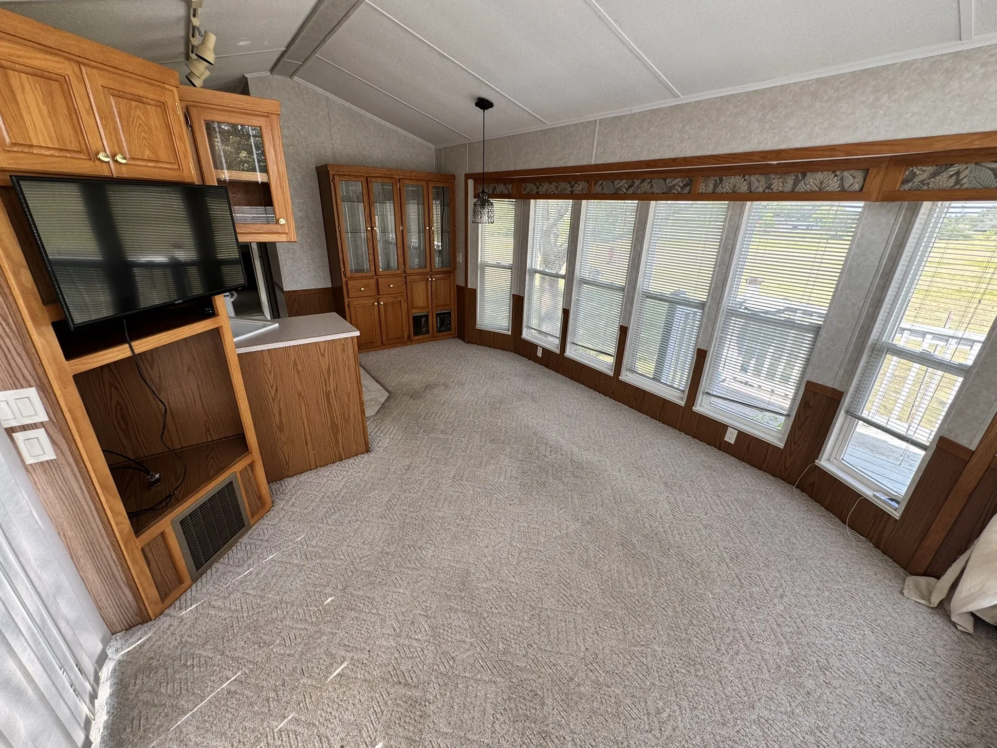 Manufactured Home For Rent in Dallas County , 3130 E Parkerville Road 18, Lancaster, Texas 75146, 1 Bedroom, 1 Bathroom, Garage spaces, 728 Sqft, built in 1992, mls#21284473, Real Estate Agent in Lancaster, Homes For Rent in Dallas county, Homes For Rent in Lancaster, Realtor in Lancaster Texas, Real Estate Brokerage Independent Realty Texas, Luminita Cordes Realtor
