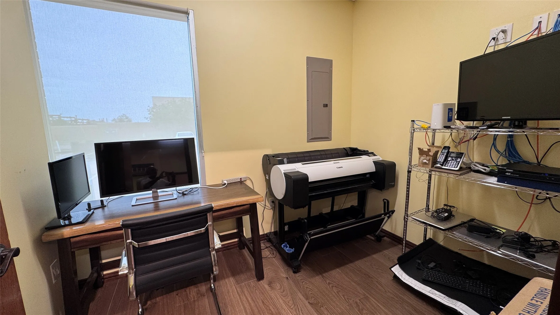 A little smaller office with window