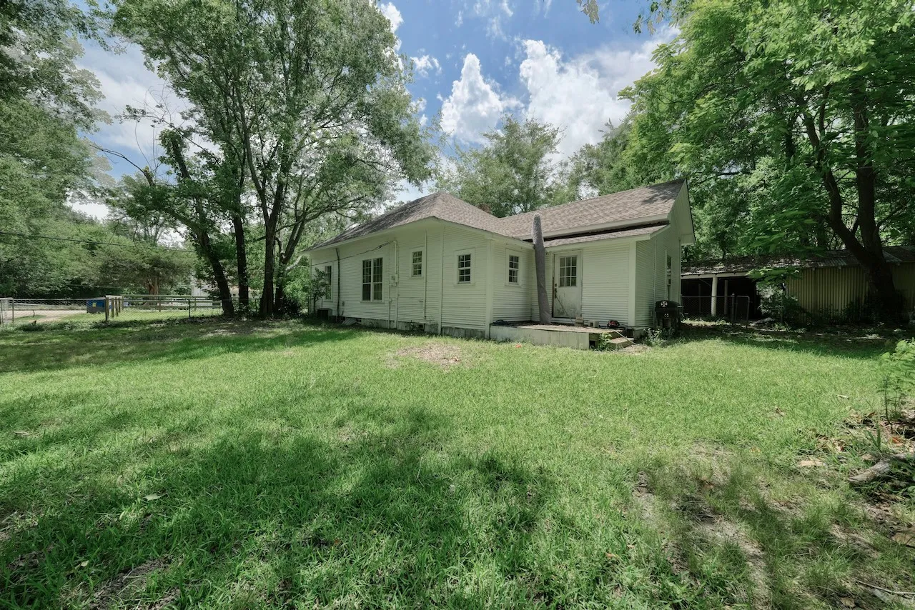 Single Family Residence For Sale in Smith County , 409 S Boyd Street, Lindale, Texas 75771, 3 Bedroom, 1 Bathroom, Garage spaces, 1,432 Sqft, built in 1910, mls#21284518, Real Estate Agent in Lindale, Homes For Sale in Smith county, Homes For Sale in Lindale, Realtor in Lindale Texas, Real Estate Brokerage Independent Realty Texas, Luminita Cordes Realtor