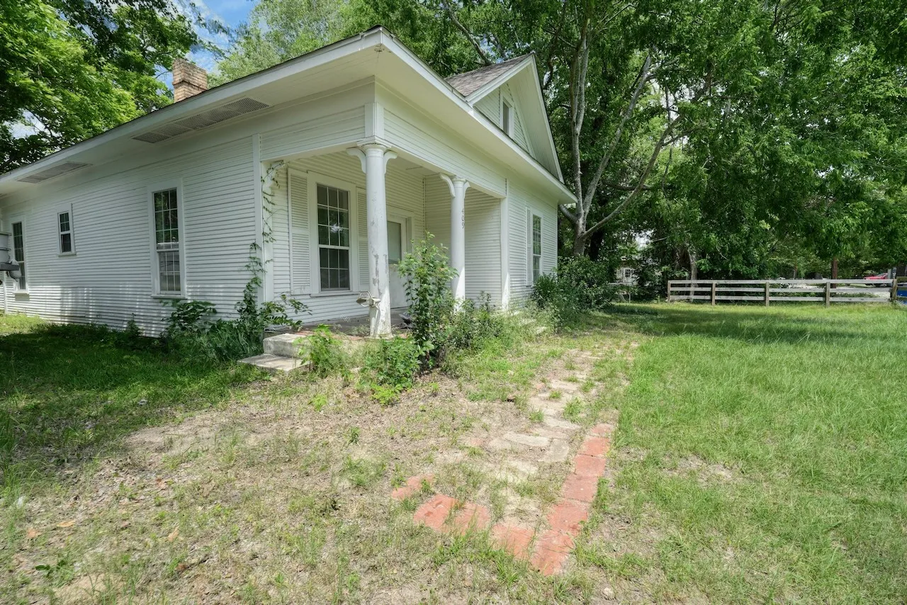 Single Family Residence For Sale in Smith County , 409 S Boyd Street, Lindale, Texas 75771, 3 Bedroom, 1 Bathroom, Garage spaces, 1,432 Sqft, built in 1910, mls#21284518, Real Estate Agent in Lindale, Homes For Sale in Smith county, Homes For Sale in Lindale, Realtor in Lindale Texas, Real Estate Brokerage Independent Realty Texas, Luminita Cordes Realtor