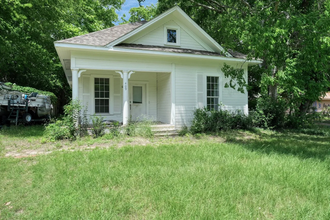 Single Family Residence For Sale in Smith County , 409 S Boyd Street, Lindale, Texas 75771, 3 Bedroom, 1 Bathroom, Garage spaces, 1,432 Sqft, built in 1910, mls#21284518, Real Estate Agent in Lindale, Homes For Sale in Smith county, Homes For Sale in Lindale, Realtor in Lindale Texas, Real Estate Brokerage Independent Realty Texas, Luminita Cordes Realtor