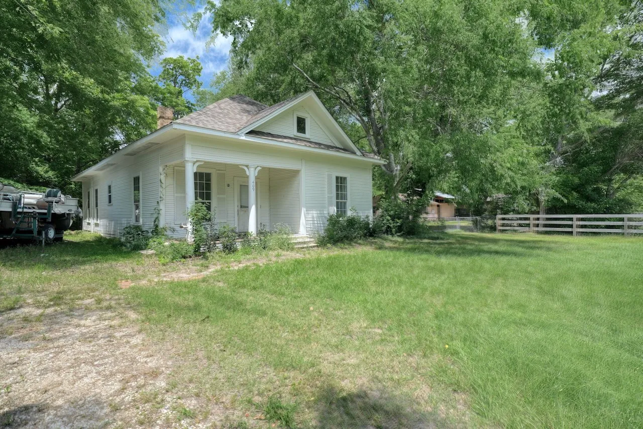 Single Family Residence For Sale in Smith County , 409 S Boyd Street, Lindale, Texas 75771, 3 Bedroom, 1 Bathroom, Garage spaces, 1,432 Sqft, built in 1910, mls#21284518, Real Estate Agent in Lindale, Homes For Sale in Smith county, Homes For Sale in Lindale, Realtor in Lindale Texas, Real Estate Brokerage Independent Realty Texas, Luminita Cordes Realtor