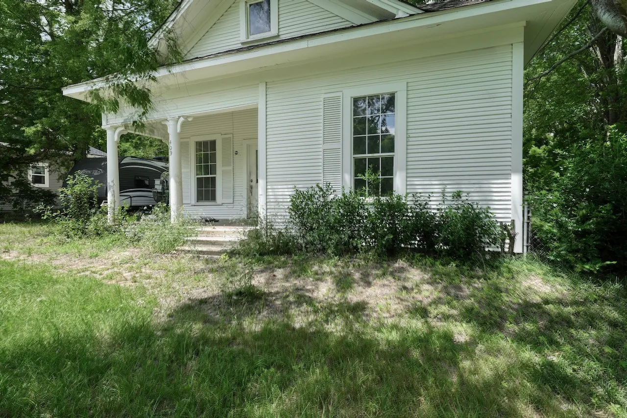 Single Family Residence For Sale in Smith County , 409 S Boyd Street, Lindale, Texas 75771, 3 Bedroom, 1 Bathroom, Garage spaces, 1,432 Sqft, built in 1910, mls#21284518, Real Estate Agent in Lindale, Homes For Sale in Smith county, Homes For Sale in Lindale, Realtor in Lindale Texas, Real Estate Brokerage Independent Realty Texas, Luminita Cordes Realtor