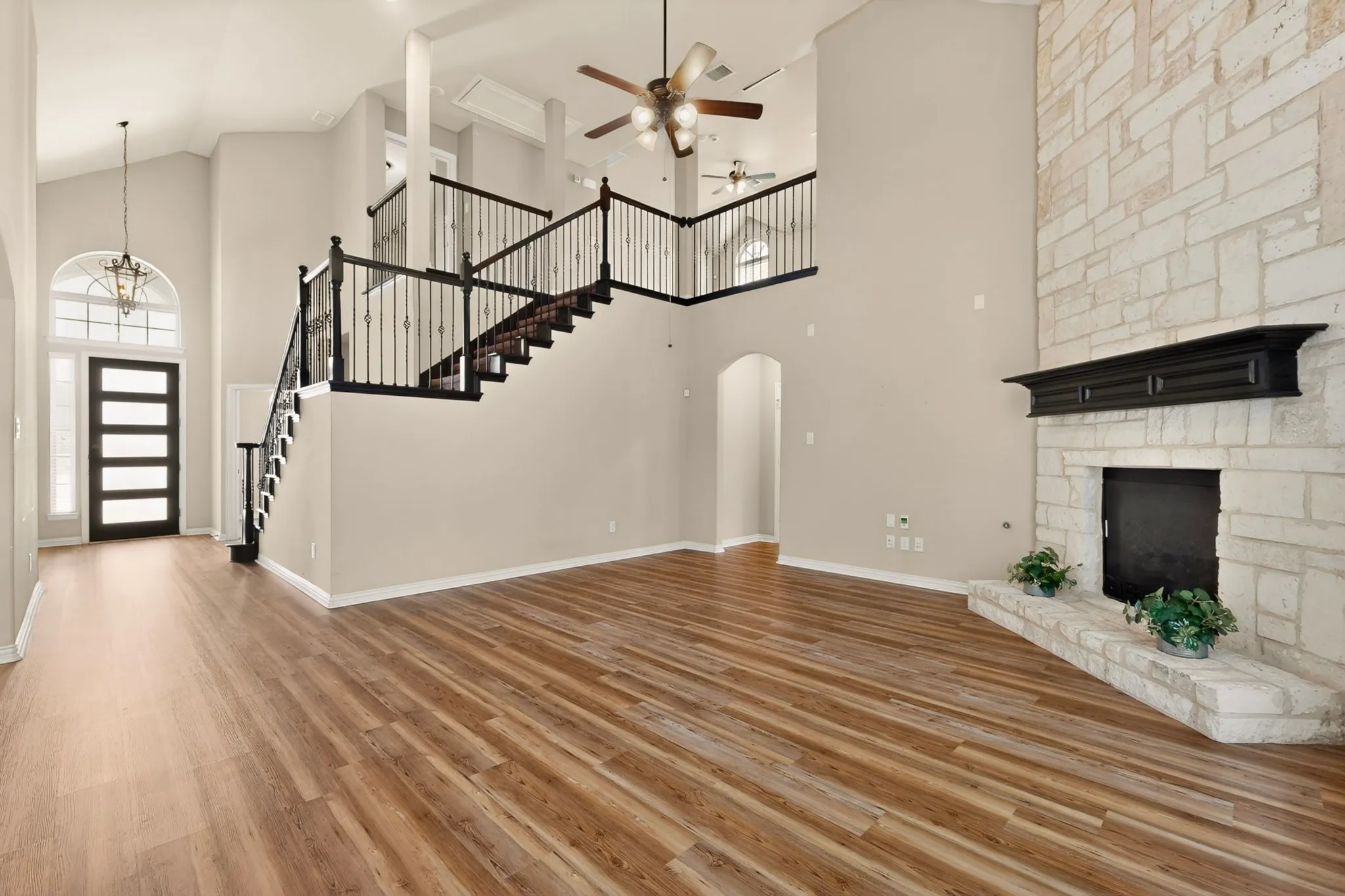 OPEN FAMILY ROOM VAULTED CEILINGS WITH FLOOR TO CEILING STONE FIREPLACE AND NICE HARDWOODS...