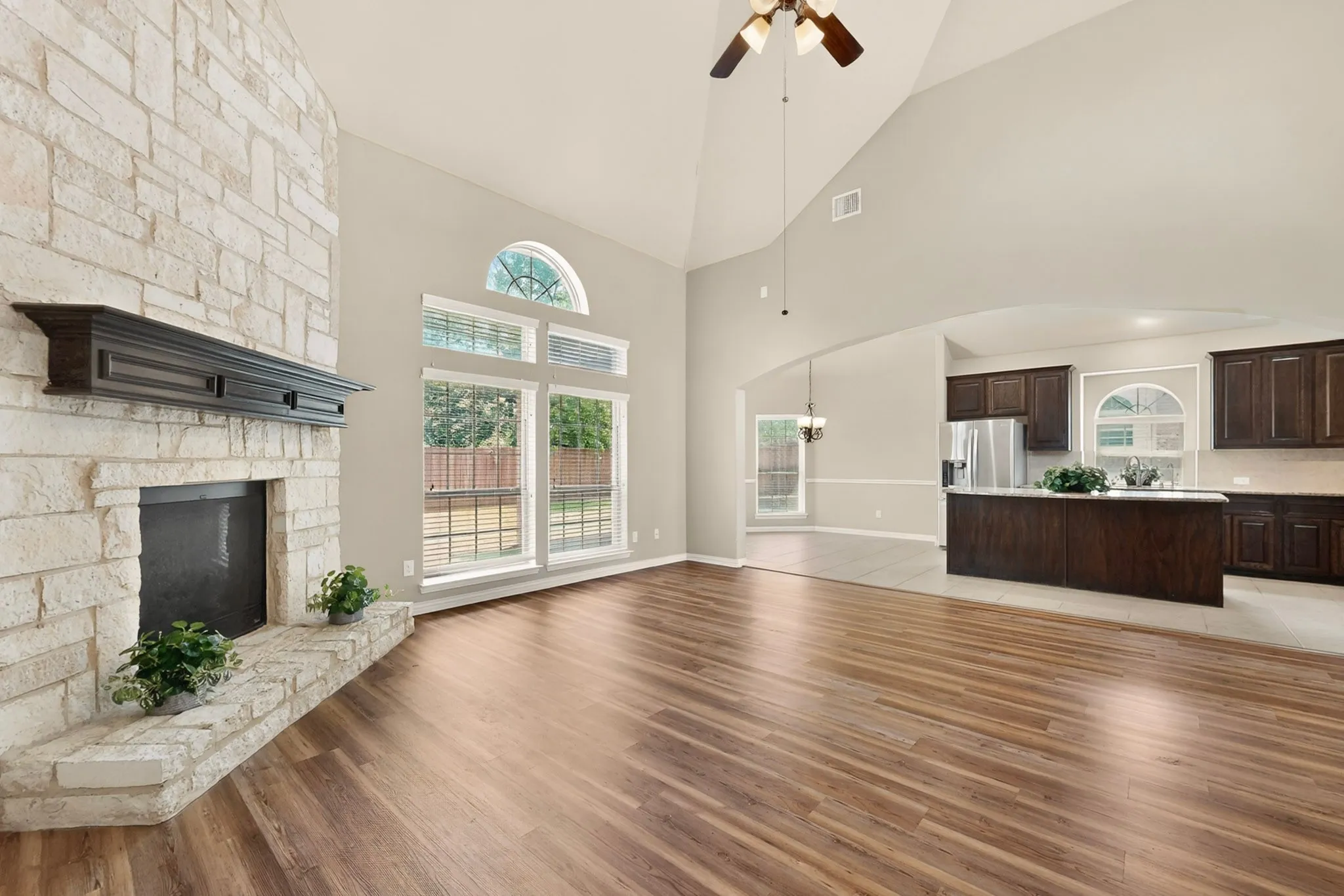 KITCHEN,BAR AND BREAKFAST NOOK THAT IS OPEN TO THE FAMILY ROOM.