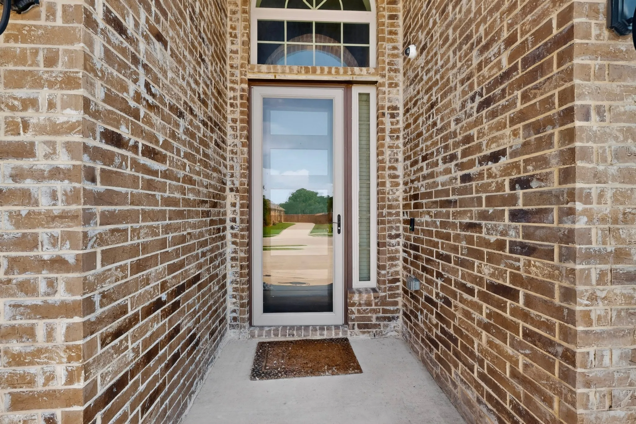 GORGEOUS FRONT ENTRY COVERED FROM THE RAIN AND A 10 FT STORM GLASS DOOR....!!!
