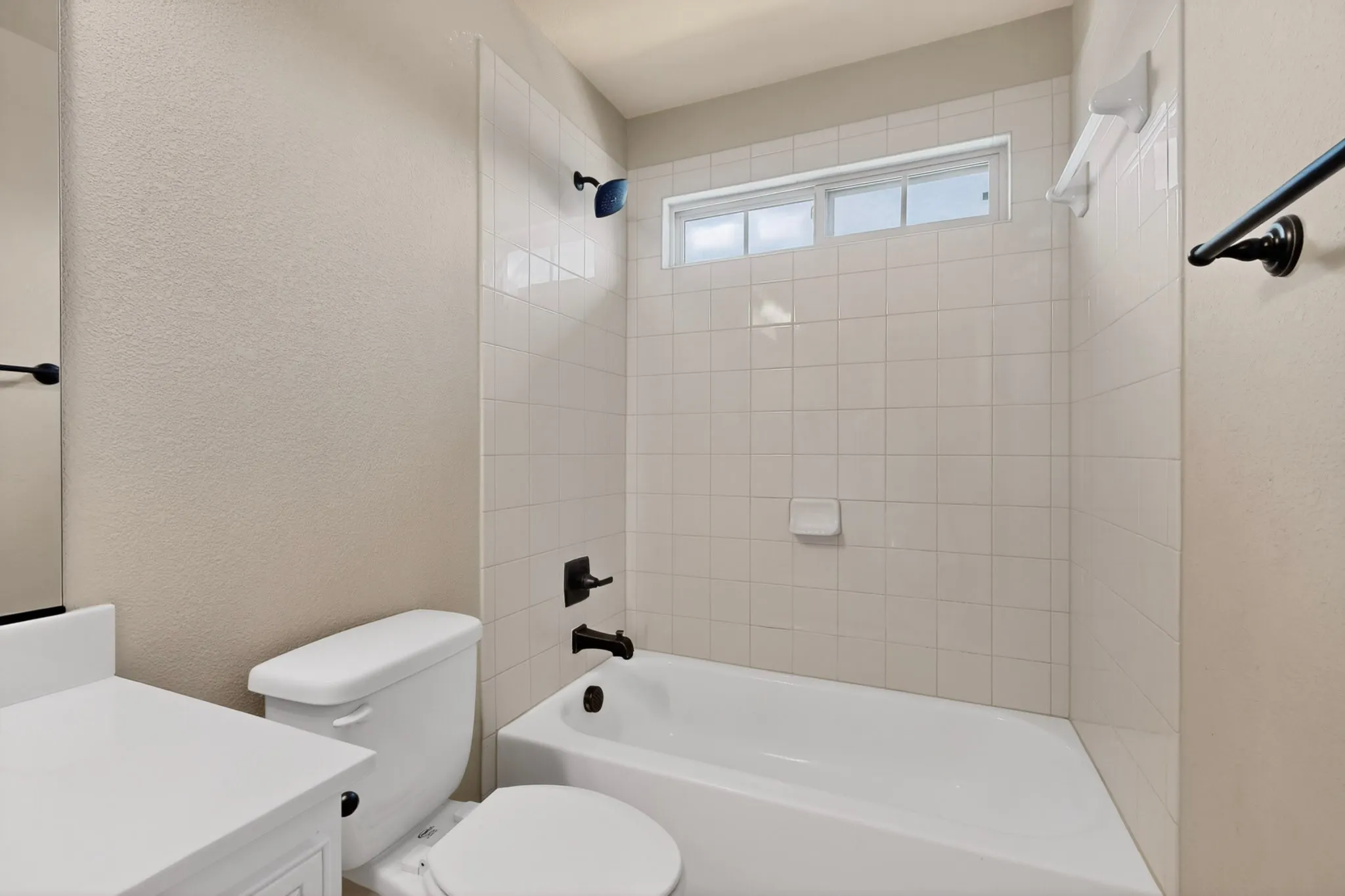 4TH BATHROOM FOR GUESTS WITH SINK,TUB AND SHOWER...