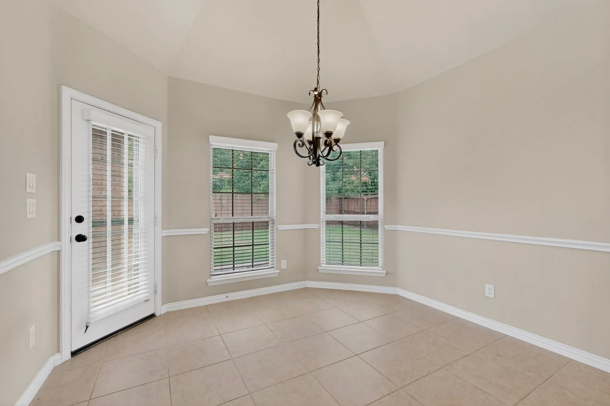 THIS IS THE EAT IN KITCHEN WITH DOUBLE WINDOWS THAT LOOKS OUT TO THE BACKYARD AND THE COVERED PATIO...!!!