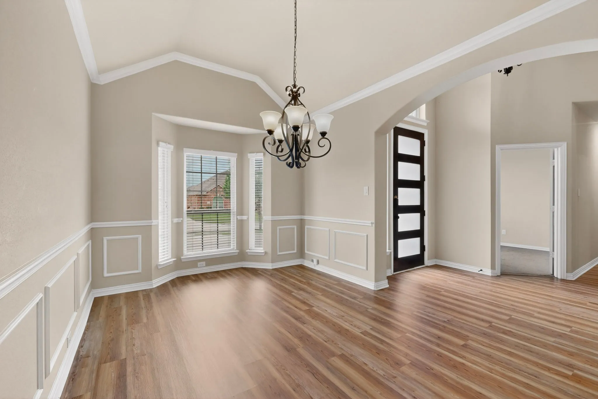 ENJOY THE STUNNING FORMAL DINNING ROOM WITH LOTS OF CROWN MOLDING,BEAUTIFUL DECORATIVE LIGHTING AND NICE HARDWOODS...