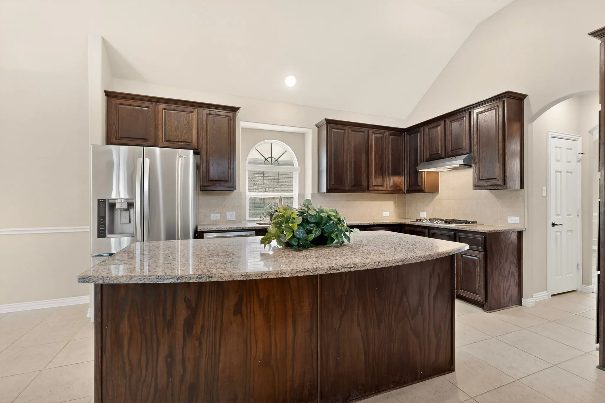 LARGE ISLAND BAR THAT HAS A VIEW OUT THE WINDOW,STAINLESS STEEL DISHWASHER,NICE GRANITE COUNTERTOPS...