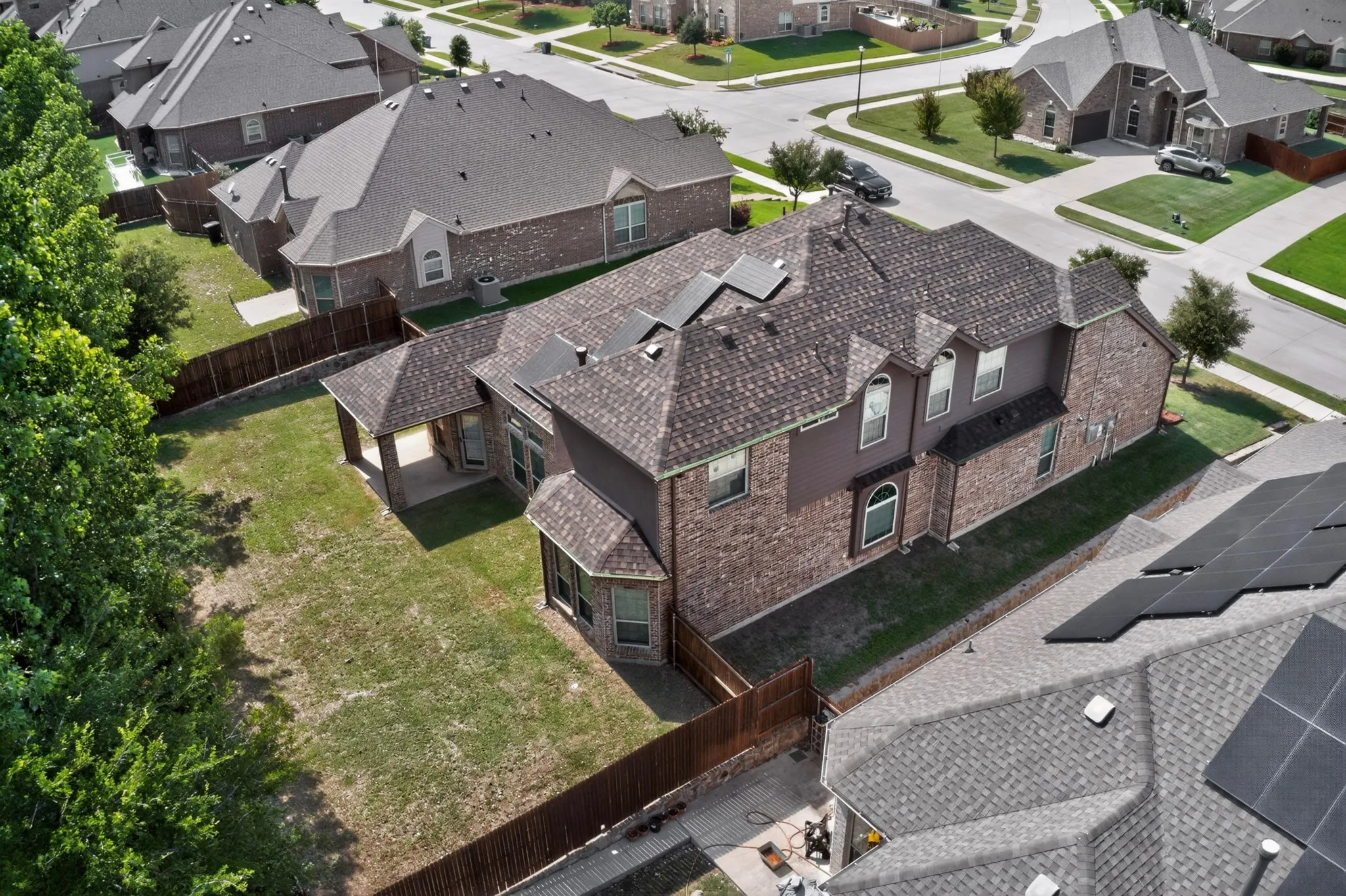 CHECK OUT THIS ARIEL SHOT OF THE BEAUTIFUL NEIGHBORHOOD,MANICURED AND LANDSCAPED LAWNS AND WIDE STREETS...!!!