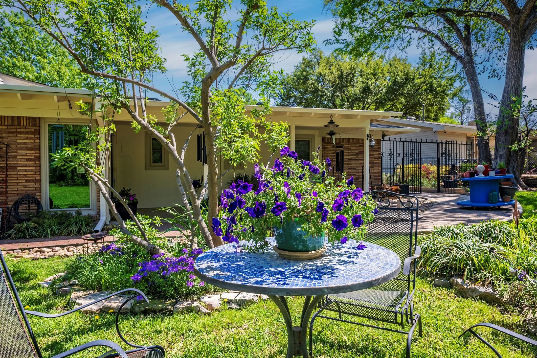 Single Family Residence For Sale in Tarrant County , 4912 Vega Court W, Fort Worth, Texas 76133, 3 Bedroom, 2 Bathroom, 2 Garage spaces, 1,713 Sqft, built in 1954, mls#21283895, Real Estate Agent in Fort Worth, Homes For Sale in Tarrant county, Homes For Sale in Fort Worth, Realtor in Fort Worth Texas, Real Estate Brokerage Independent Realty Texas, Luminita Cordes Realtor