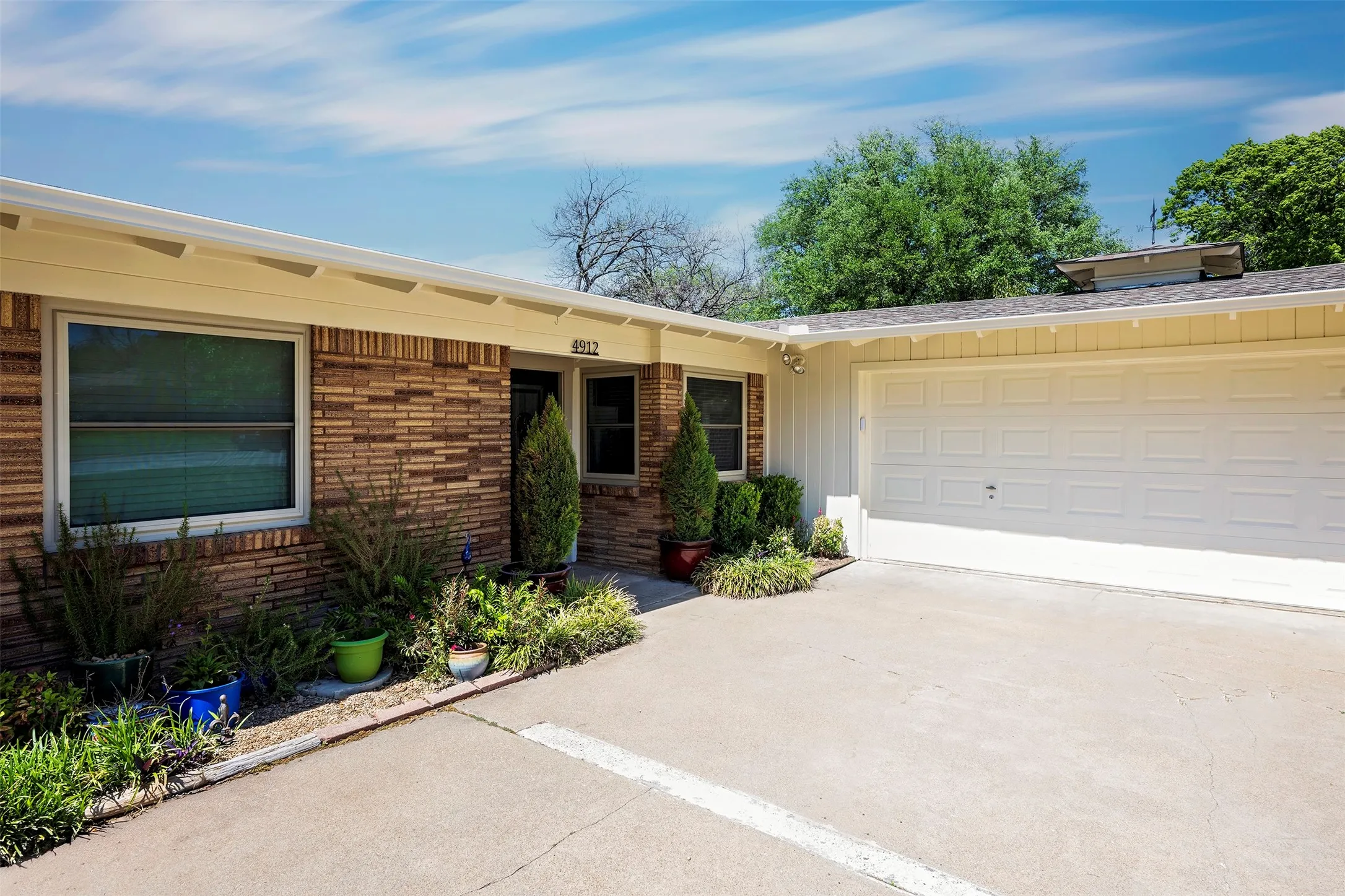 Single Family Residence For Sale in Tarrant County , 4912 Vega Court W, Fort Worth, Texas 76133, 3 Bedroom, 2 Bathroom, 2 Garage spaces, 1,713 Sqft, built in 1954, mls#21283895, Real Estate Agent in Fort Worth, Homes For Sale in Tarrant county, Homes For Sale in Fort Worth, Realtor in Fort Worth Texas, Real Estate Brokerage Independent Realty Texas, Luminita Cordes Realtor