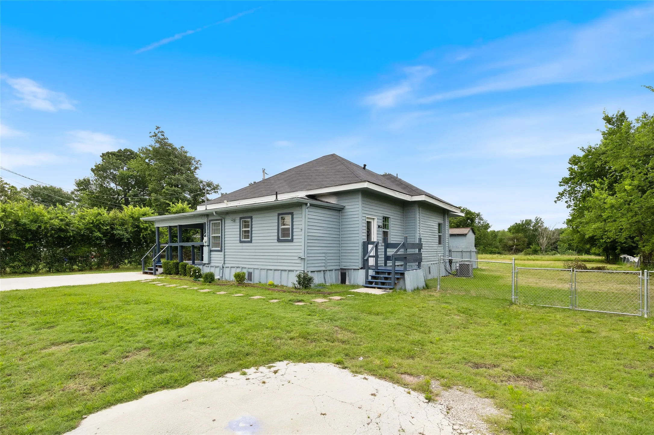 Single Family Residence For Sale in Hunt County , 4305 Templeton Street, Greenville, Texas 75401, 3 Bedroom, 2 Bathroom, Garage spaces, 1,696 Sqft, built in 1914, mls#21284430, Real Estate Agent in Greenville, Homes For Sale in Hunt county, Homes For Sale in Greenville, Realtor in Greenville Texas, Real Estate Brokerage Independent Realty Texas, Luminita Cordes Realtor