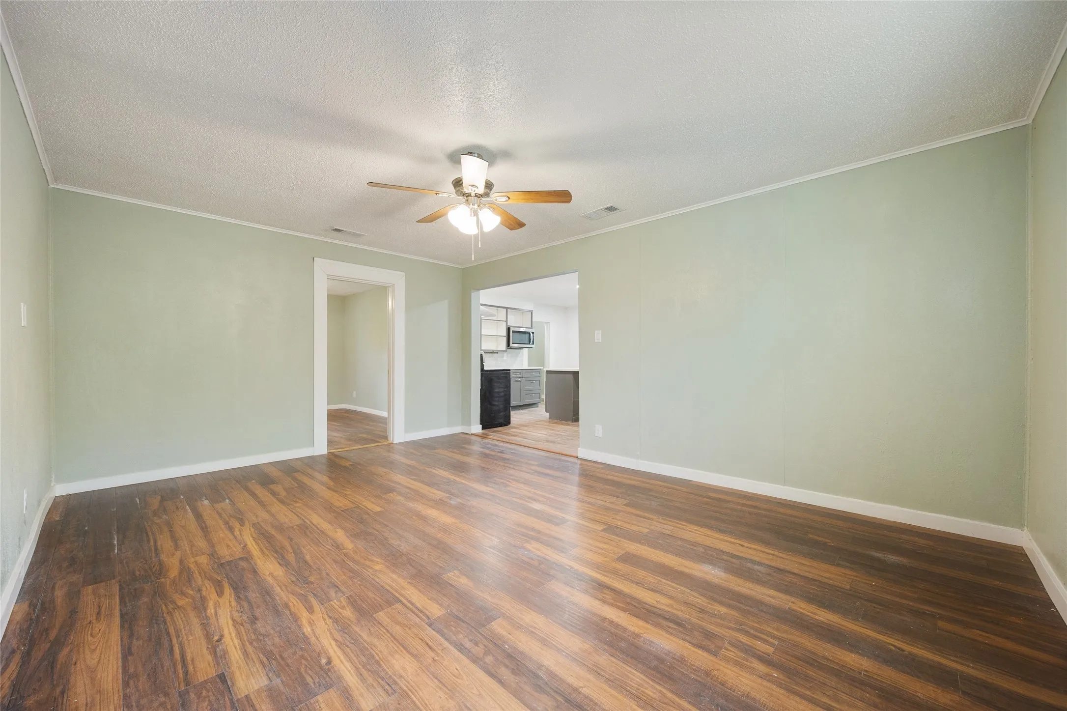 Single Family Residence For Sale in Hunt County , 4305 Templeton Street, Greenville, Texas 75401, 3 Bedroom, 2 Bathroom, Garage spaces, 1,696 Sqft, built in 1914, mls#21284430, Real Estate Agent in Greenville, Homes For Sale in Hunt county, Homes For Sale in Greenville, Realtor in Greenville Texas, Real Estate Brokerage Independent Realty Texas, Luminita Cordes Realtor