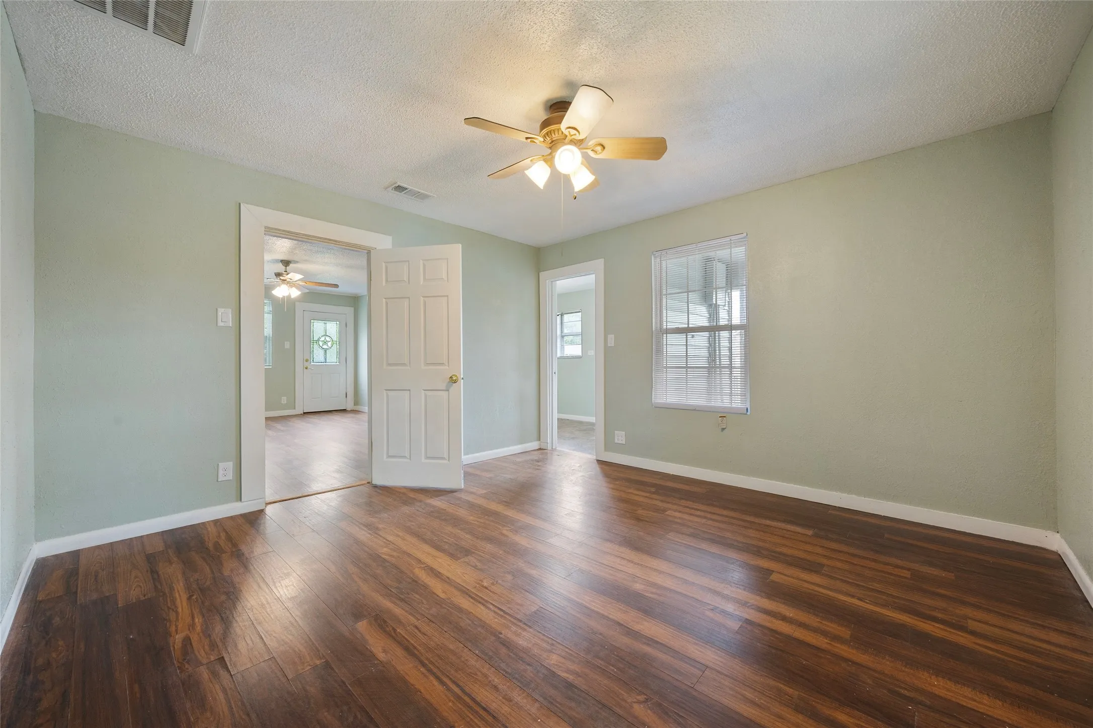 Single Family Residence For Sale in Hunt County , 4305 Templeton Street, Greenville, Texas 75401, 3 Bedroom, 2 Bathroom, Garage spaces, 1,696 Sqft, built in 1914, mls#21284430, Real Estate Agent in Greenville, Homes For Sale in Hunt county, Homes For Sale in Greenville, Realtor in Greenville Texas, Real Estate Brokerage Independent Realty Texas, Luminita Cordes Realtor