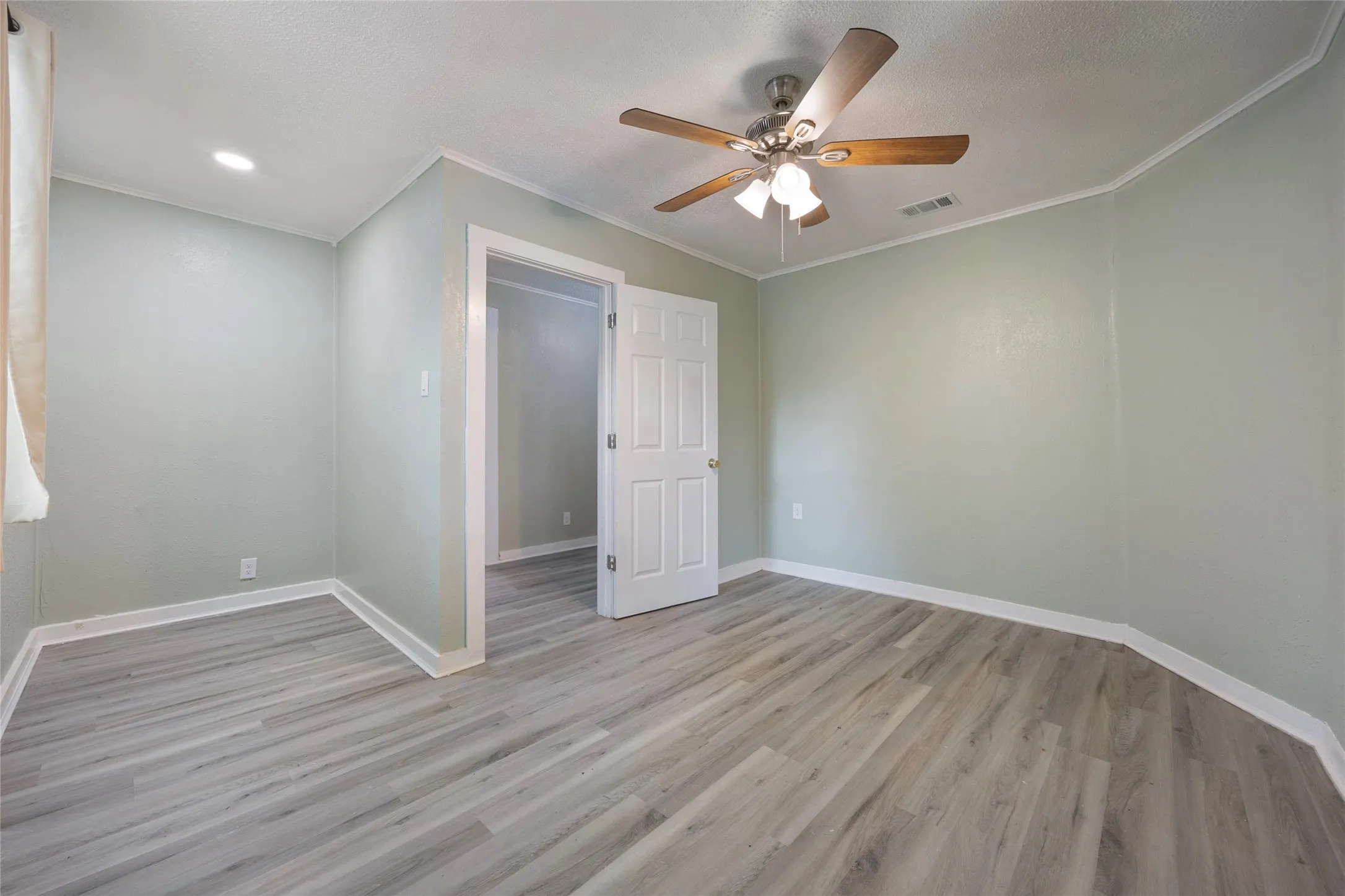 Single Family Residence For Sale in Hunt County , 4305 Templeton Street, Greenville, Texas 75401, 3 Bedroom, 2 Bathroom, Garage spaces, 1,696 Sqft, built in 1914, mls#21284430, Real Estate Agent in Greenville, Homes For Sale in Hunt county, Homes For Sale in Greenville, Realtor in Greenville Texas, Real Estate Brokerage Independent Realty Texas, Luminita Cordes Realtor