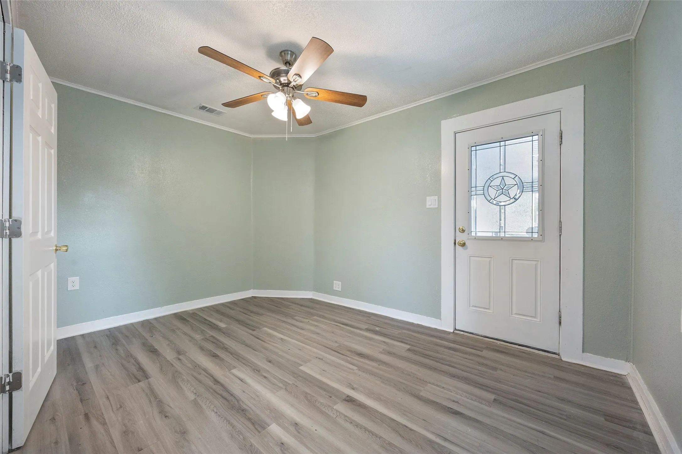 Single Family Residence For Sale in Hunt County , 4305 Templeton Street, Greenville, Texas 75401, 3 Bedroom, 2 Bathroom, Garage spaces, 1,696 Sqft, built in 1914, mls#21284430, Real Estate Agent in Greenville, Homes For Sale in Hunt county, Homes For Sale in Greenville, Realtor in Greenville Texas, Real Estate Brokerage Independent Realty Texas, Luminita Cordes Realtor
