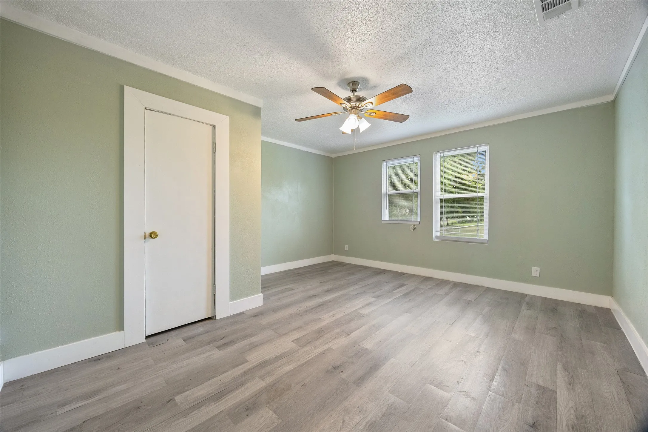 Single Family Residence For Sale in Hunt County , 4305 Templeton Street, Greenville, Texas 75401, 3 Bedroom, 2 Bathroom, Garage spaces, 1,696 Sqft, built in 1914, mls#21284430, Real Estate Agent in Greenville, Homes For Sale in Hunt county, Homes For Sale in Greenville, Realtor in Greenville Texas, Real Estate Brokerage Independent Realty Texas, Luminita Cordes Realtor