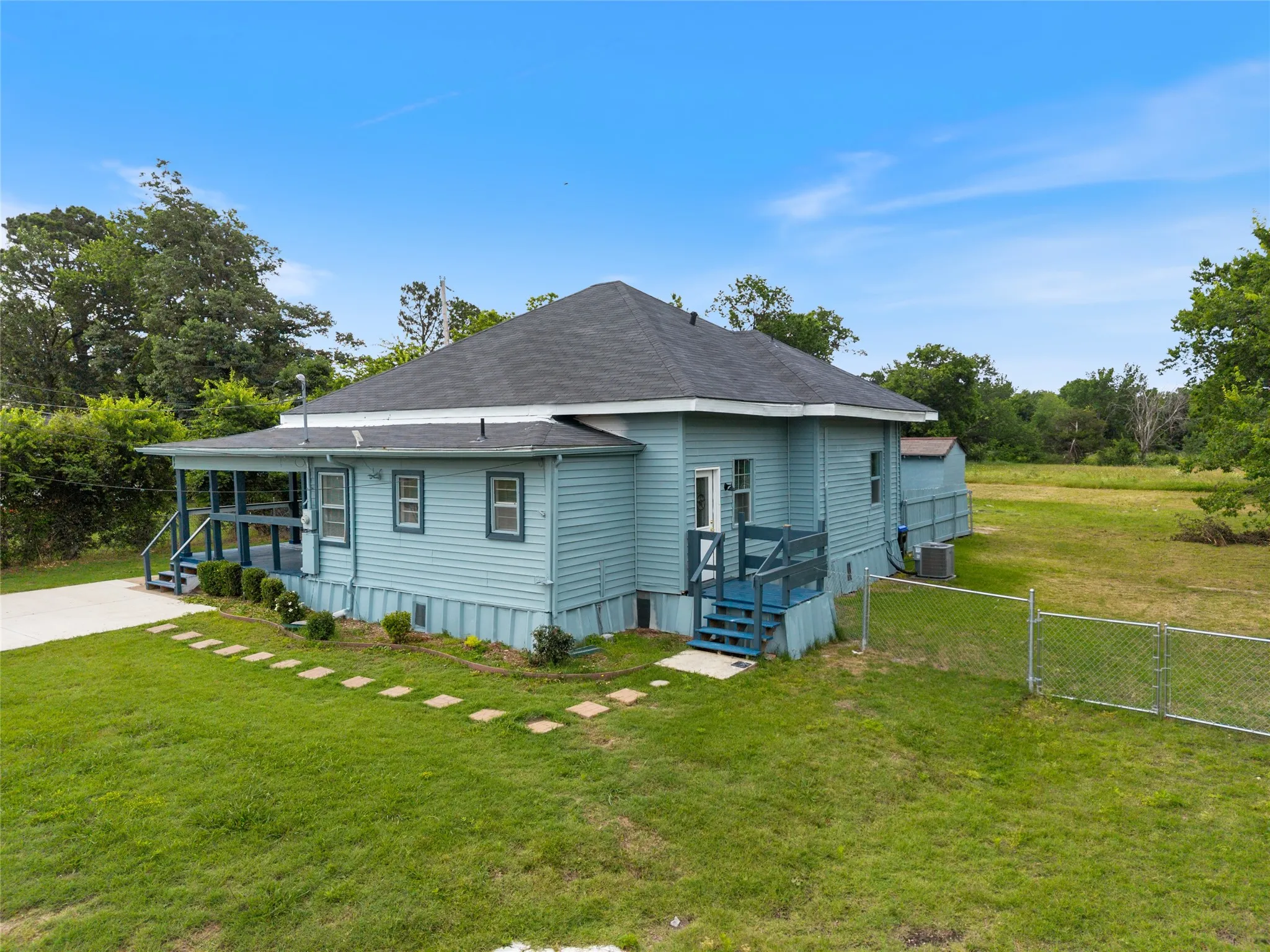 Single Family Residence For Sale in Hunt County , 4305 Templeton Street, Greenville, Texas 75401, 3 Bedroom, 2 Bathroom, Garage spaces, 1,696 Sqft, built in 1914, mls#21284430, Real Estate Agent in Greenville, Homes For Sale in Hunt county, Homes For Sale in Greenville, Realtor in Greenville Texas, Real Estate Brokerage Independent Realty Texas, Luminita Cordes Realtor