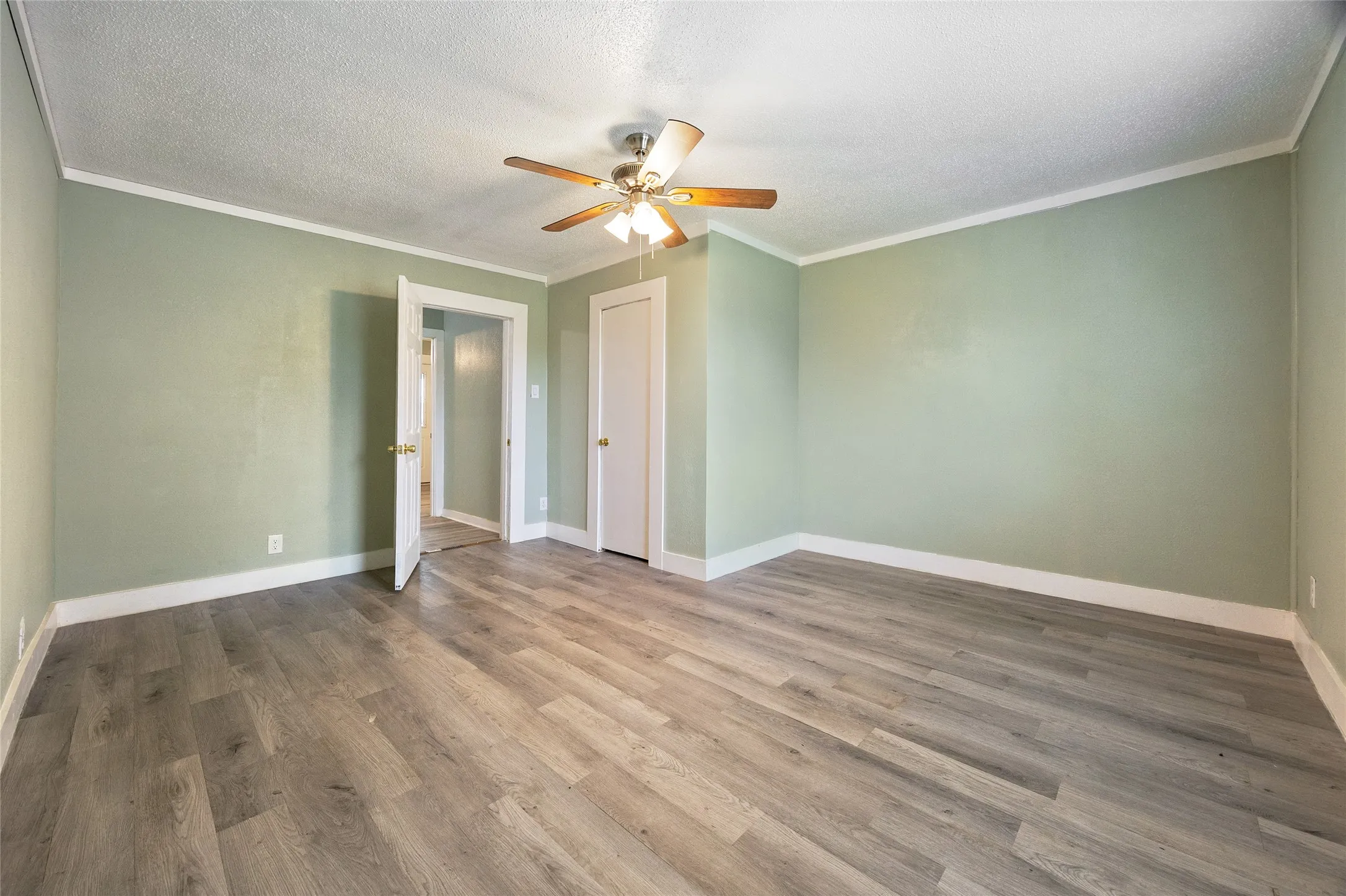 Single Family Residence For Sale in Hunt County , 4305 Templeton Street, Greenville, Texas 75401, 3 Bedroom, 2 Bathroom, Garage spaces, 1,696 Sqft, built in 1914, mls#21284430, Real Estate Agent in Greenville, Homes For Sale in Hunt county, Homes For Sale in Greenville, Realtor in Greenville Texas, Real Estate Brokerage Independent Realty Texas, Luminita Cordes Realtor