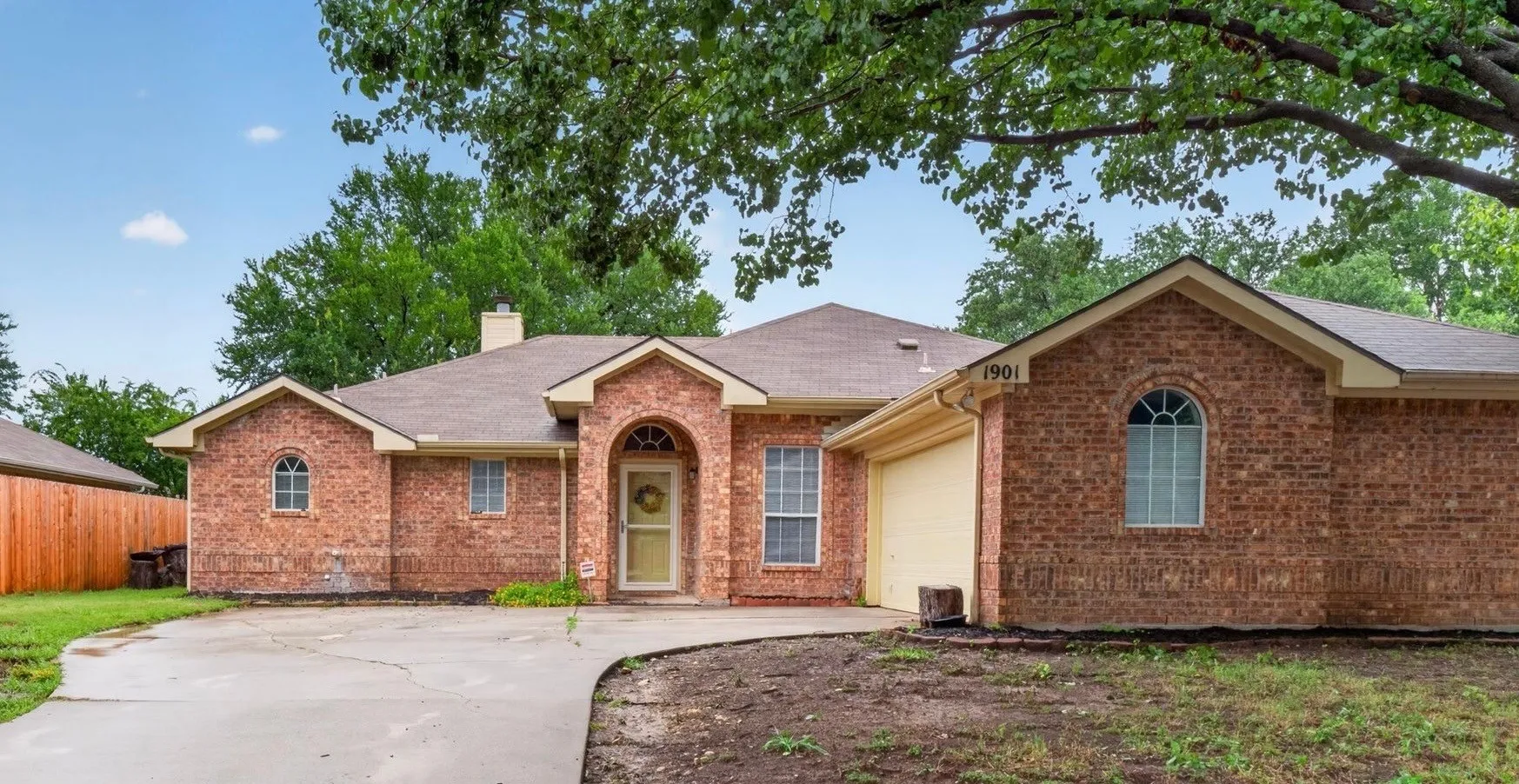 Single Family Residence For Sale in Denton County , 1901 Le Sage Court, Denton, Texas 76208, 3 Bedroom, 2 Bathroom, 2 Garage spaces, 1,688 Sqft, built in 1998, mls#21284000, Real Estate Agent in Denton, Homes For Sale in Denton county, Homes For Sale in Denton, Realtor in Denton Texas, Real Estate Brokerage Independent Realty Texas, Luminita Cordes Realtor