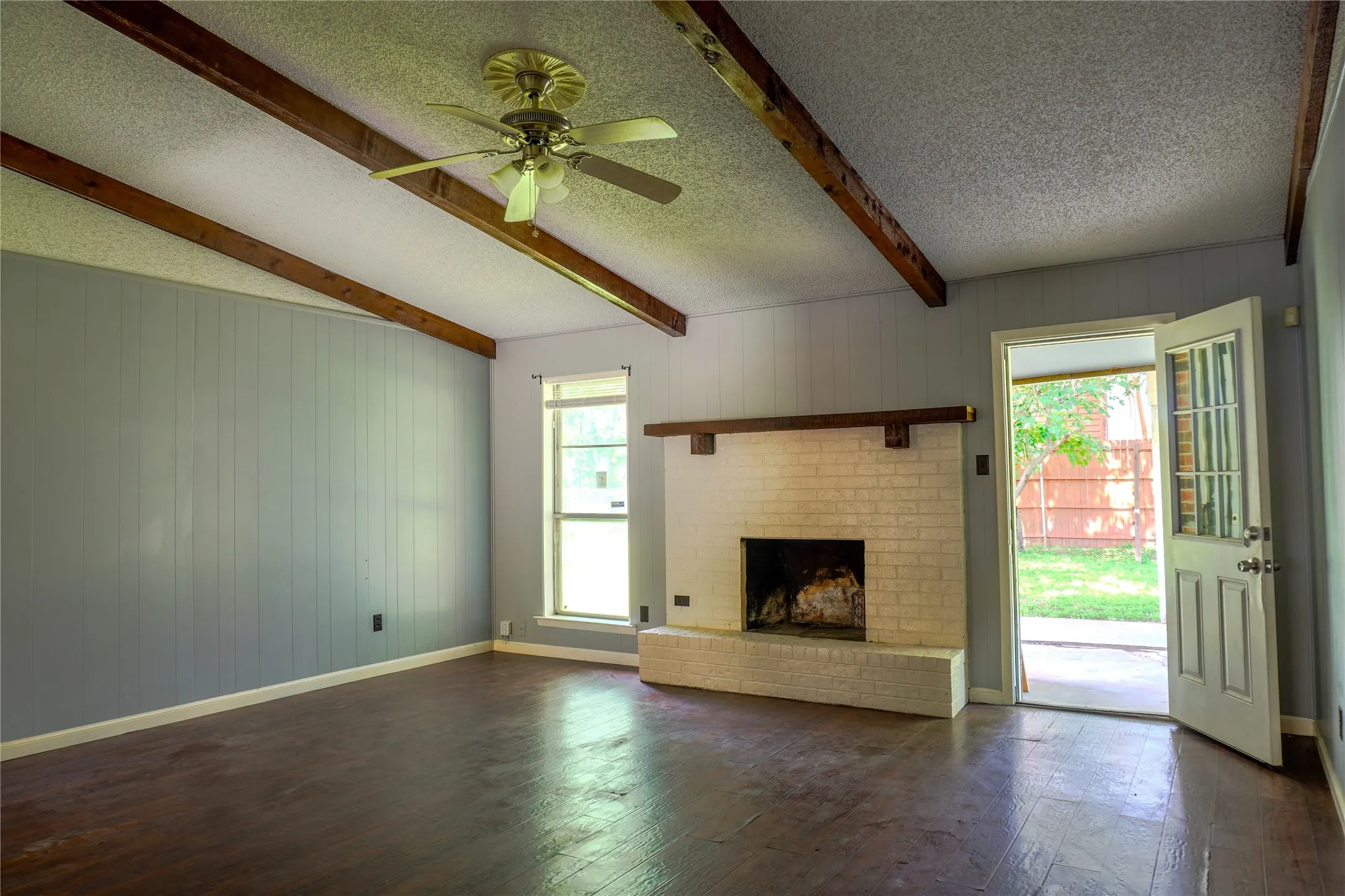 Single Family Residence For Sale in Tarrant County , 300 Coury Road, Everman, Texas 76140, 3 Bedroom, 2 Bathroom, 1 Garage spaces, 1,690 Sqft, built in 1982, mls#21284527, Real Estate Agent in Everman, Homes For Sale in Tarrant county, Homes For Sale in Everman, Realtor in Everman Texas, Real Estate Brokerage Independent Realty Texas, Luminita Cordes Realtor