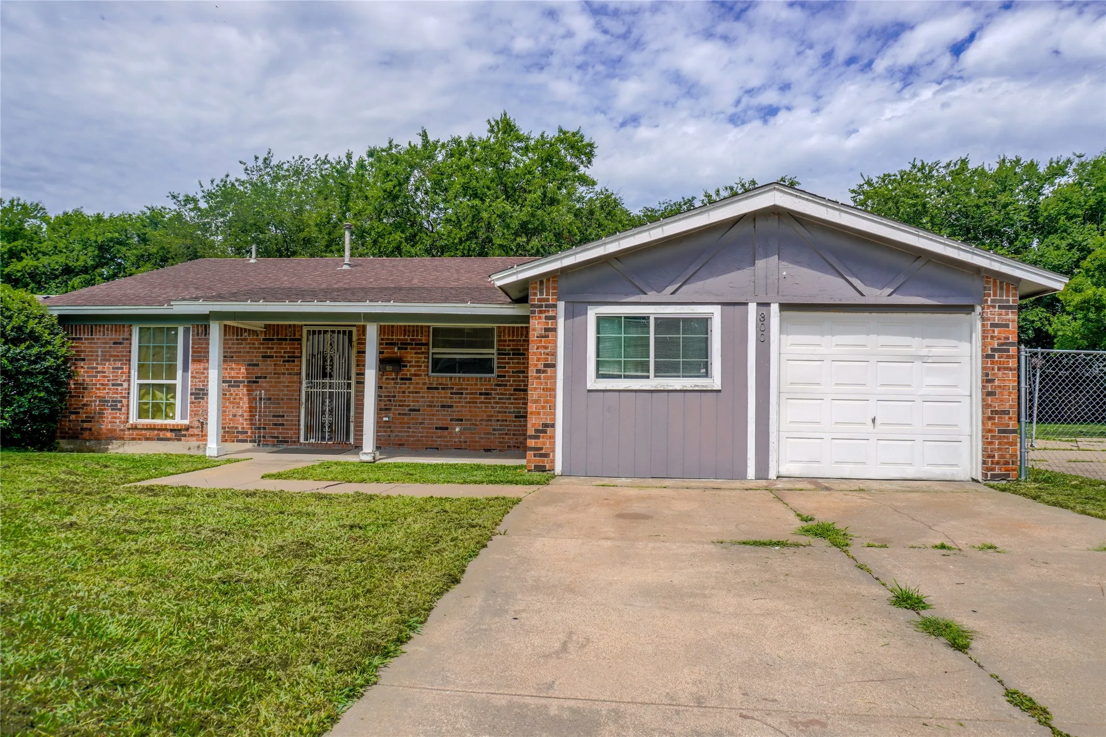 Single Family Residence For Sale in Tarrant County , 300 Coury Road, Everman, Texas 76140, 3 Bedroom, 2 Bathroom, 1 Garage spaces, 1,690 Sqft, built in 1982, mls#21284527, Real Estate Agent in Everman, Homes For Sale in Tarrant county, Homes For Sale in Everman, Realtor in Everman Texas, Real Estate Brokerage Independent Realty Texas, Luminita Cordes Realtor