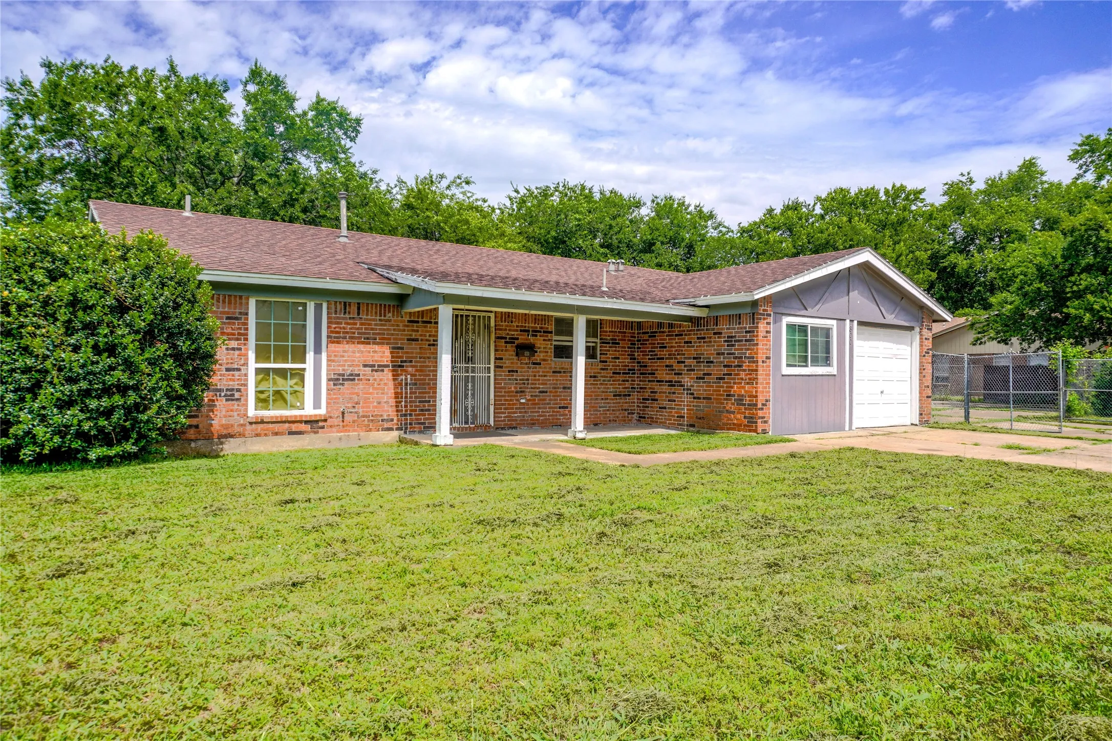 Single Family Residence For Sale in Tarrant County , 300 Coury Road, Everman, Texas 76140, 3 Bedroom, 2 Bathroom, 1 Garage spaces, 1,690 Sqft, built in 1982, mls#21284527, Real Estate Agent in Everman, Homes For Sale in Tarrant county, Homes For Sale in Everman, Realtor in Everman Texas, Real Estate Brokerage Independent Realty Texas, Luminita Cordes Realtor