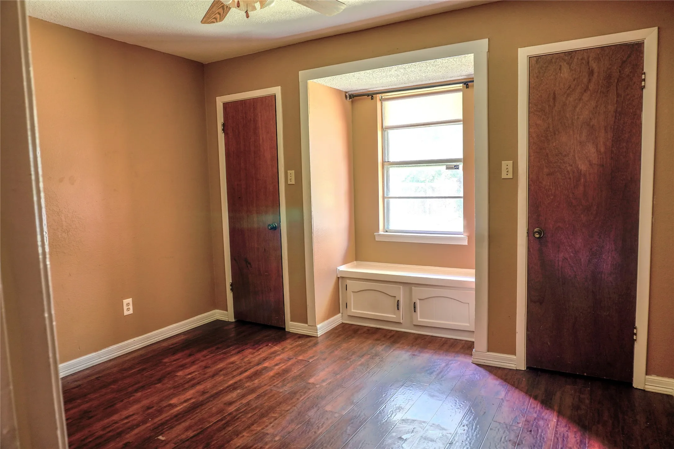 Single Family Residence For Sale in Tarrant County , 300 Coury Road, Everman, Texas 76140, 3 Bedroom, 2 Bathroom, 1 Garage spaces, 1,690 Sqft, built in 1982, mls#21284527, Real Estate Agent in Everman, Homes For Sale in Tarrant county, Homes For Sale in Everman, Realtor in Everman Texas, Real Estate Brokerage Independent Realty Texas, Luminita Cordes Realtor