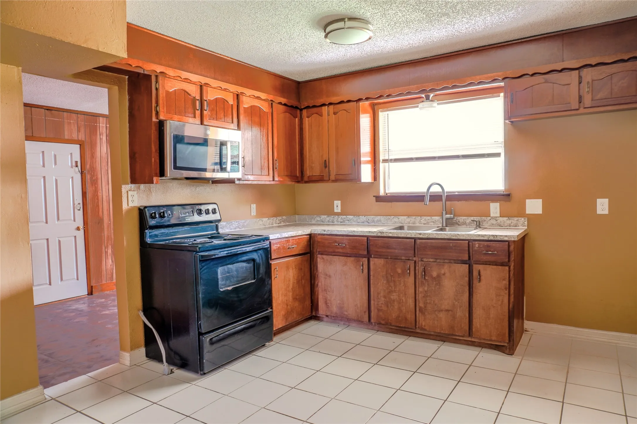 Single Family Residence For Sale in Tarrant County , 300 Coury Road, Everman, Texas 76140, 3 Bedroom, 2 Bathroom, 1 Garage spaces, 1,690 Sqft, built in 1982, mls#21284527, Real Estate Agent in Everman, Homes For Sale in Tarrant county, Homes For Sale in Everman, Realtor in Everman Texas, Real Estate Brokerage Independent Realty Texas, Luminita Cordes Realtor