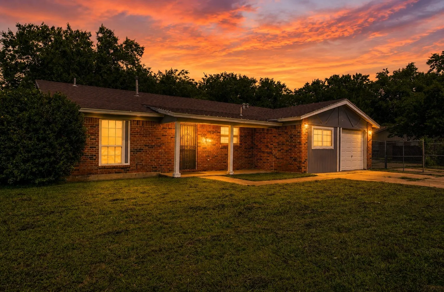 Single Family Residence For Sale in Tarrant County , 300 Coury Road, Everman, Texas 76140, 3 Bedroom, 2 Bathroom, 1 Garage spaces, 1,690 Sqft, built in 1982, mls#21284527, Real Estate Agent in Everman, Homes For Sale in Tarrant county, Homes For Sale in Everman, Realtor in Everman Texas, Real Estate Brokerage Independent Realty Texas, Luminita Cordes Realtor