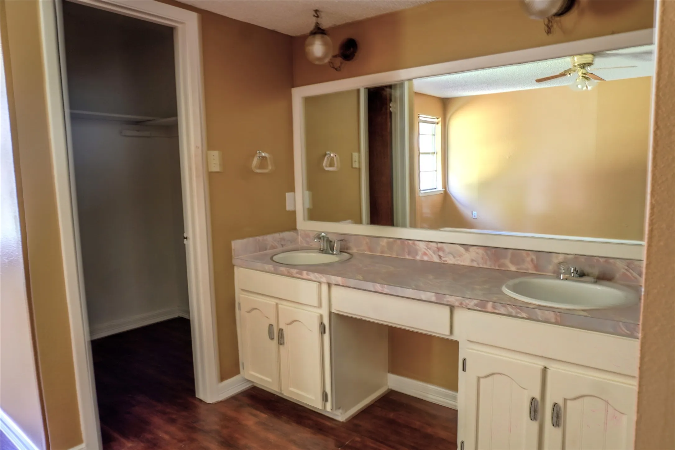 Single Family Residence For Sale in Tarrant County , 300 Coury Road, Everman, Texas 76140, 3 Bedroom, 2 Bathroom, 1 Garage spaces, 1,690 Sqft, built in 1982, mls#21284527, Real Estate Agent in Everman, Homes For Sale in Tarrant county, Homes For Sale in Everman, Realtor in Everman Texas, Real Estate Brokerage Independent Realty Texas, Luminita Cordes Realtor