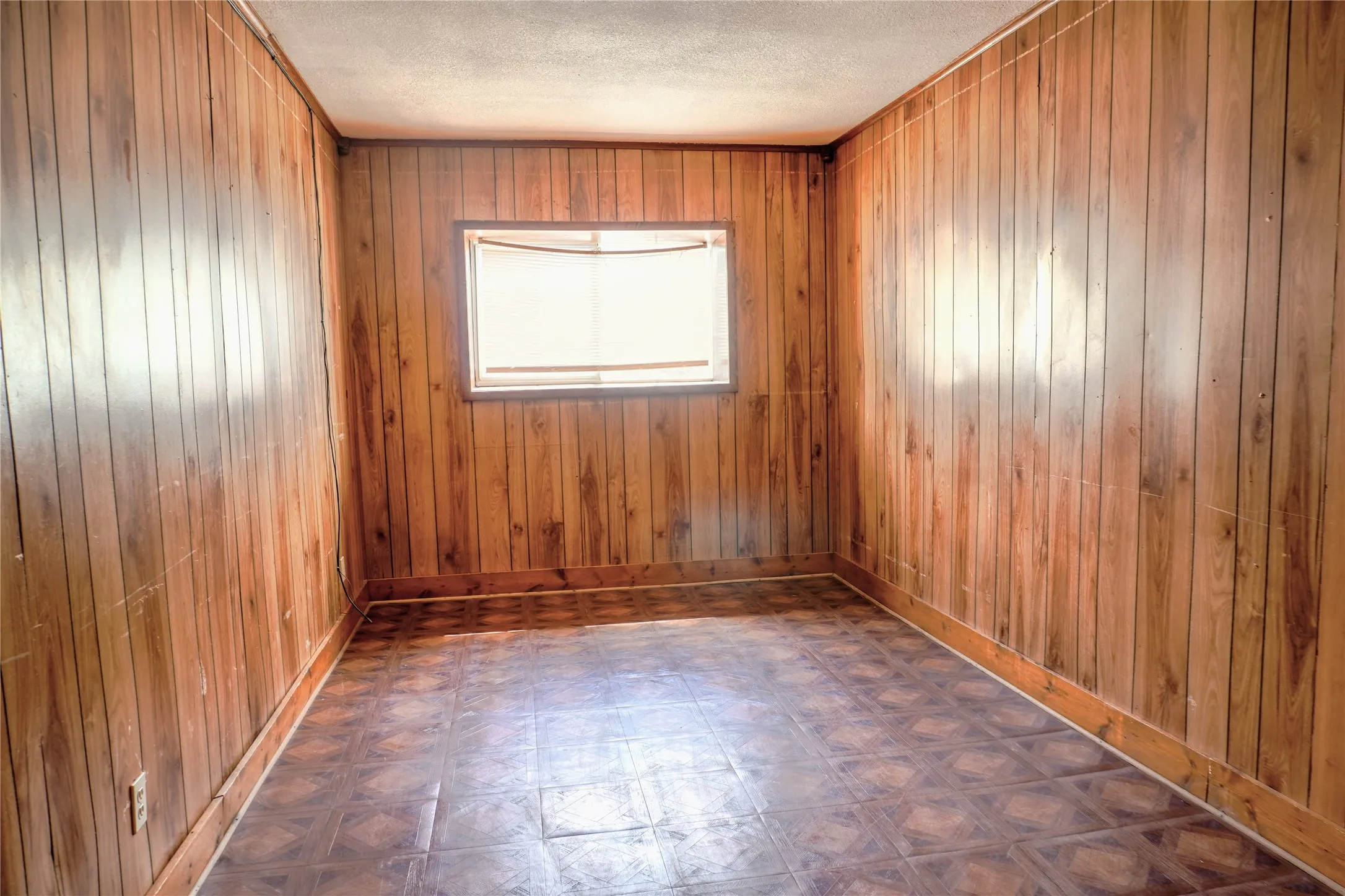 Single Family Residence For Sale in Tarrant County , 300 Coury Road, Everman, Texas 76140, 3 Bedroom, 2 Bathroom, 1 Garage spaces, 1,690 Sqft, built in 1982, mls#21284527, Real Estate Agent in Everman, Homes For Sale in Tarrant county, Homes For Sale in Everman, Realtor in Everman Texas, Real Estate Brokerage Independent Realty Texas, Luminita Cordes Realtor