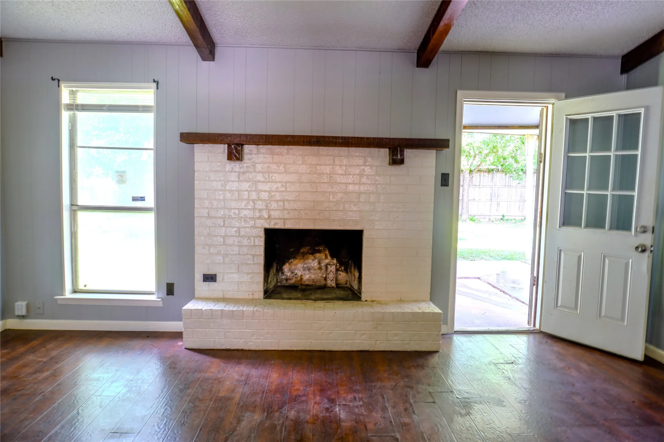 Single Family Residence For Sale in Tarrant County , 300 Coury Road, Everman, Texas 76140, 3 Bedroom, 2 Bathroom, 1 Garage spaces, 1,690 Sqft, built in 1982, mls#21284527, Real Estate Agent in Everman, Homes For Sale in Tarrant county, Homes For Sale in Everman, Realtor in Everman Texas, Real Estate Brokerage Independent Realty Texas, Luminita Cordes Realtor