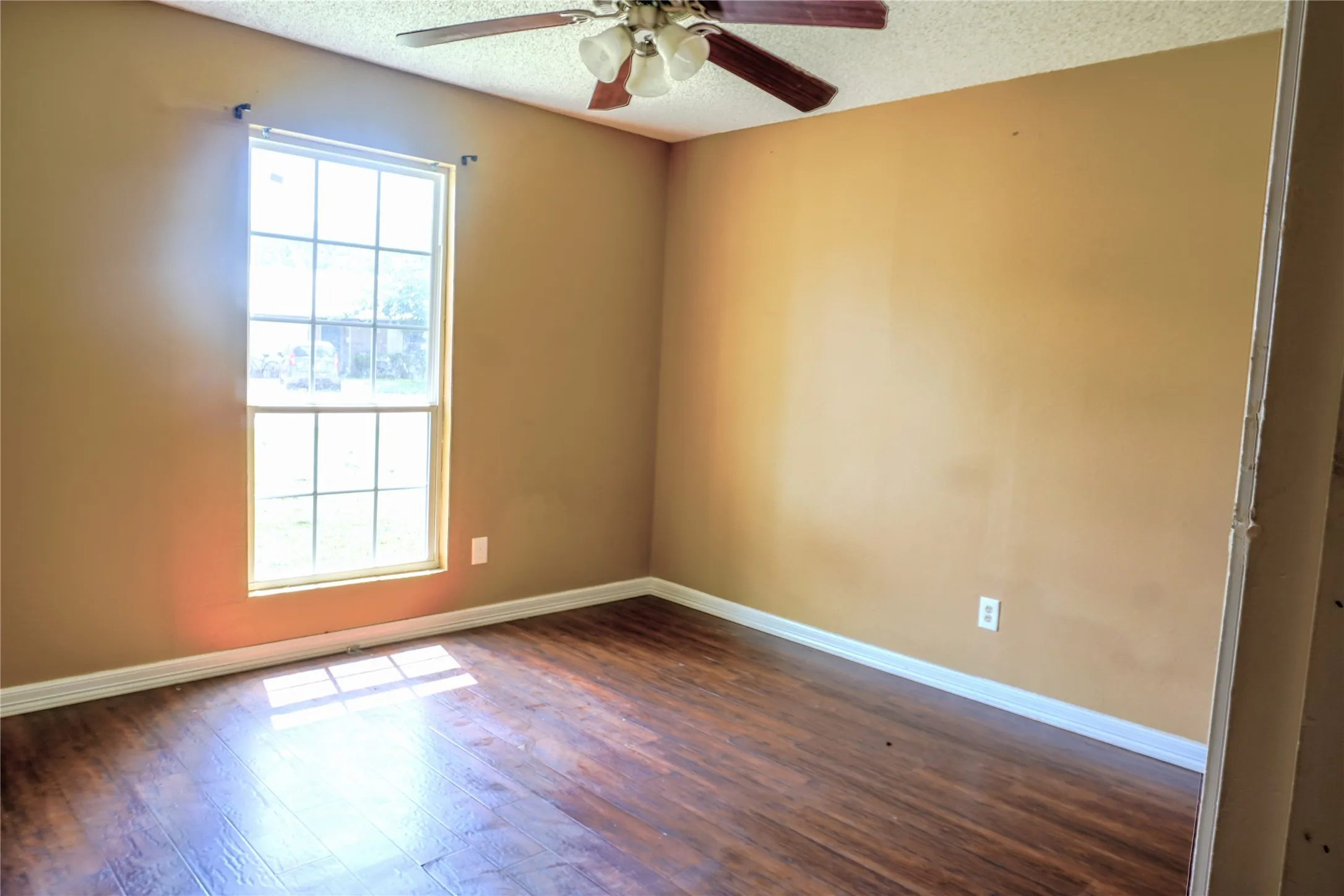 Single Family Residence For Sale in Tarrant County , 300 Coury Road, Everman, Texas 76140, 3 Bedroom, 2 Bathroom, 1 Garage spaces, 1,690 Sqft, built in 1982, mls#21284527, Real Estate Agent in Everman, Homes For Sale in Tarrant county, Homes For Sale in Everman, Realtor in Everman Texas, Real Estate Brokerage Independent Realty Texas, Luminita Cordes Realtor