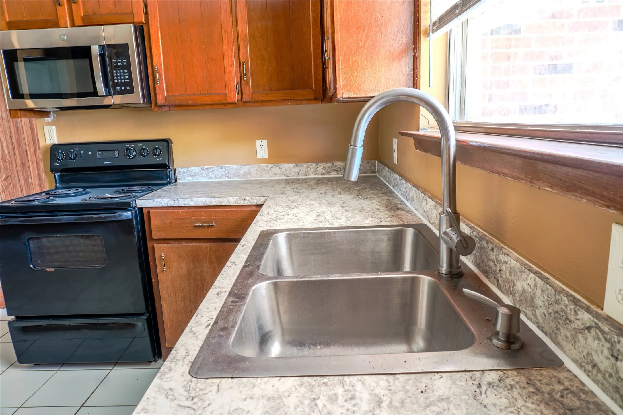 Single Family Residence For Sale in Tarrant County , 300 Coury Road, Everman, Texas 76140, 3 Bedroom, 2 Bathroom, 1 Garage spaces, 1,690 Sqft, built in 1982, mls#21284527, Real Estate Agent in Everman, Homes For Sale in Tarrant county, Homes For Sale in Everman, Realtor in Everman Texas, Real Estate Brokerage Independent Realty Texas, Luminita Cordes Realtor
