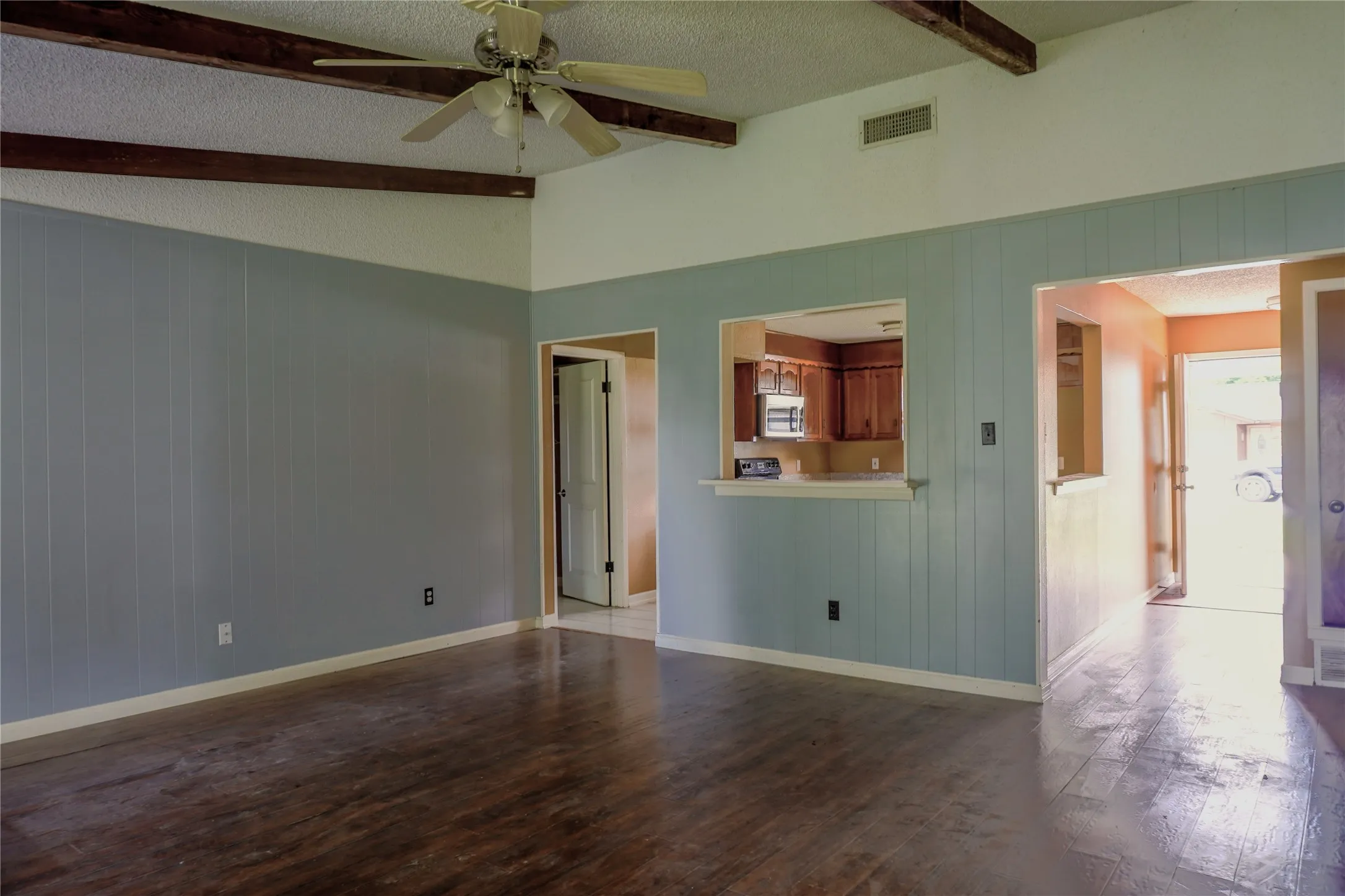 Single Family Residence For Sale in Tarrant County , 300 Coury Road, Everman, Texas 76140, 3 Bedroom, 2 Bathroom, 1 Garage spaces, 1,690 Sqft, built in 1982, mls#21284527, Real Estate Agent in Everman, Homes For Sale in Tarrant county, Homes For Sale in Everman, Realtor in Everman Texas, Real Estate Brokerage Independent Realty Texas, Luminita Cordes Realtor