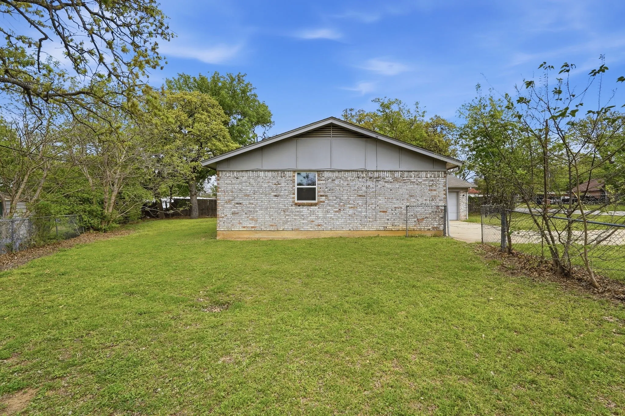 Single Family Residence For Sale in Tarrant County , 6246 Guilford Street, Forest Hill, Texas 76119, 4 Bedroom, 2 Bathroom, 2 Garage spaces, 1,377 Sqft, built in 1971, Price $224,999, mls#21189894, Real Estate Agent in Forest Hill, Homes For Sale in Tarrant county, Homes For Sale in Forest Hill, Realtor in Forest Hill Texas, Real Estate Brokerage Independent Realty Texas, Luminita Cordes Realtor
