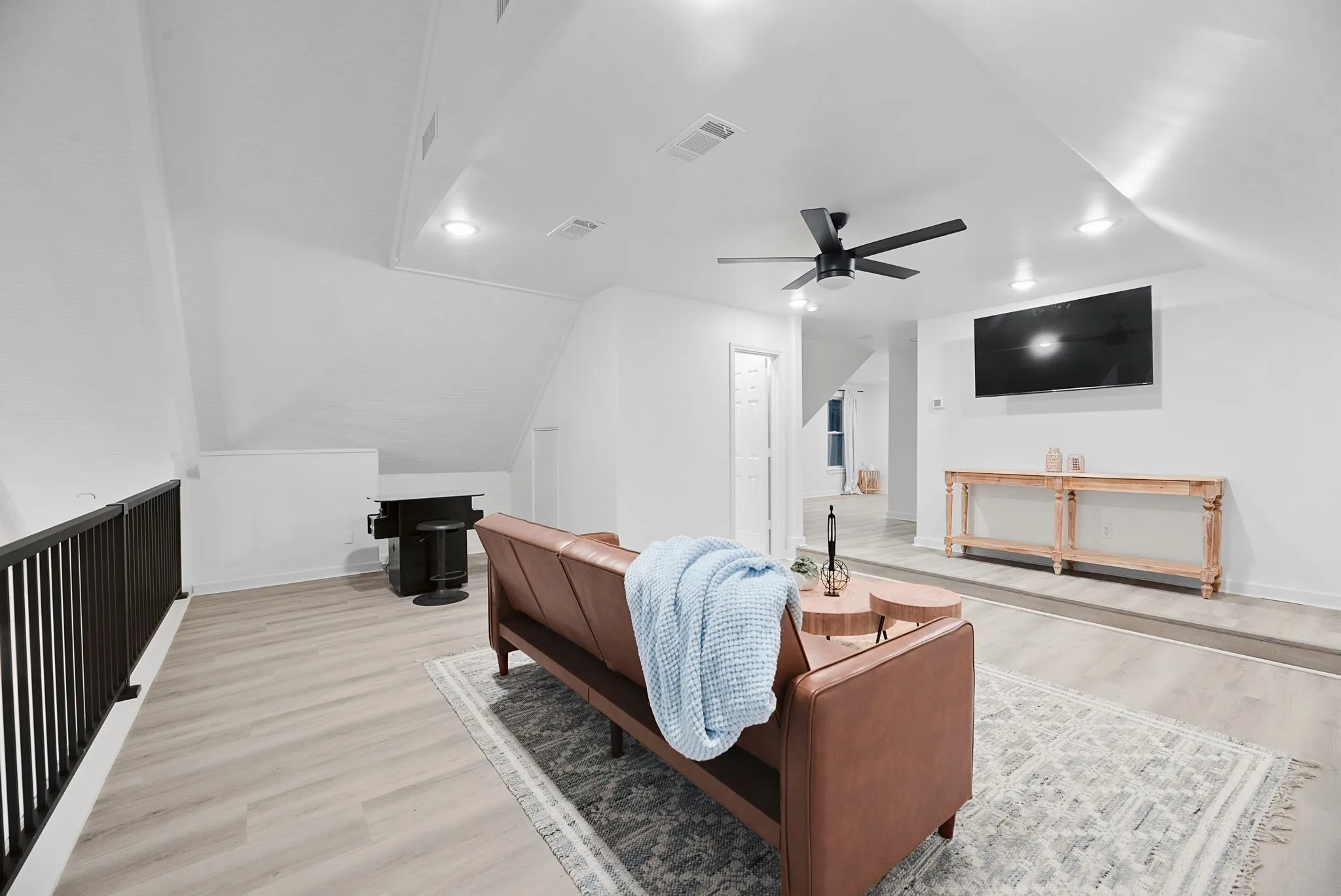 Single Family Residence For Sale in Palo Pinto County , 1907 Buck Run, Possum Kingdom Lake, Texas 76449, 4 Bedroom, 5 Bathroom, Garage spaces, 2,920 Sqft, built in 2005, mls#21283911, Real Estate Agent in Possum Kingdom Lake, Homes For Sale in Palo Pinto county, Homes For Sale in Possum Kingdom Lake, Realtor in Possum Kingdom Lake Texas, Real Estate Brokerage Independent Realty Texas, Luminita Cordes Realtor