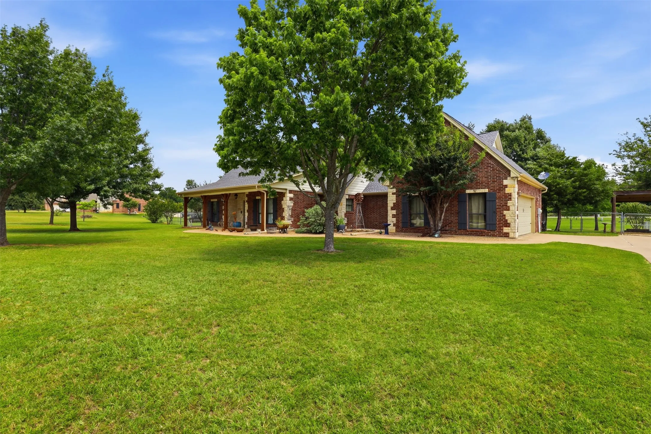 Single Family Residence For Sale in Johnson County , 2421 Pecan Springs Road, Cleburne, Texas 76031, 3 Bedroom, 2 Bathroom, 2 Garage spaces, 2,197 Sqft, built in 2006, mls#21284602, Real Estate Agent in Cleburne, Homes For Sale in Johnson county, Homes For Sale in Cleburne, Realtor in Cleburne Texas, Real Estate Brokerage Independent Realty Texas, Luminita Cordes Realtor