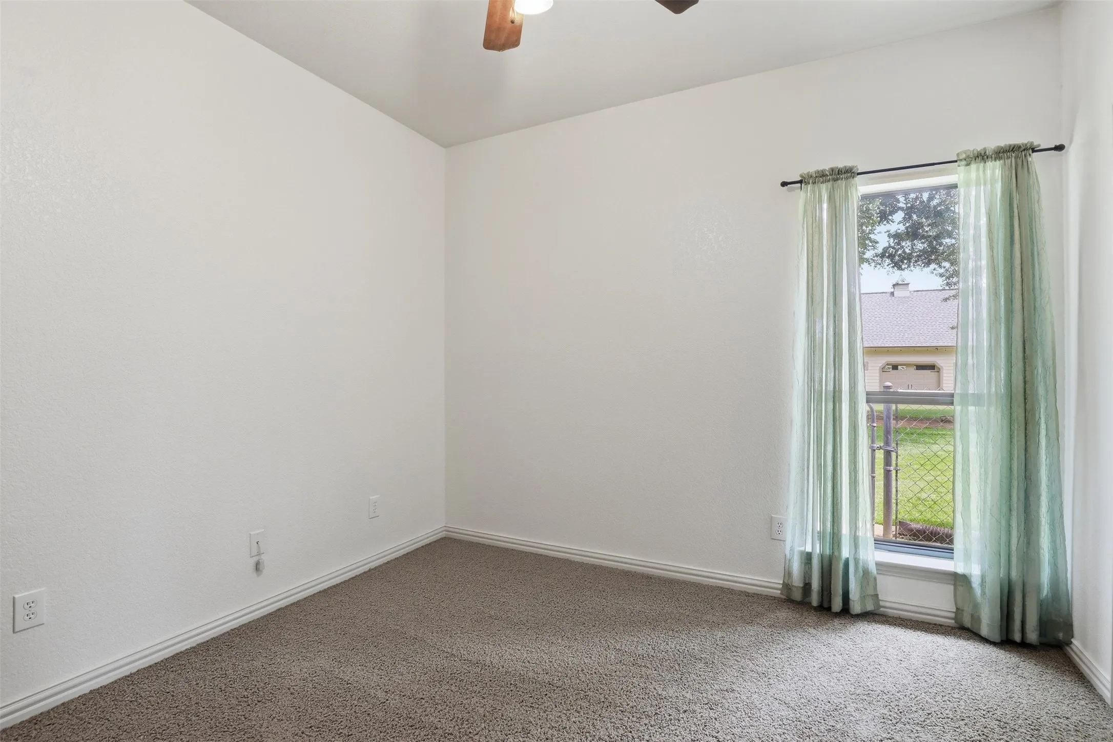 Single Family Residence For Sale in Johnson County , 2421 Pecan Springs Road, Cleburne, Texas 76031, 3 Bedroom, 2 Bathroom, 2 Garage spaces, 2,197 Sqft, built in 2006, mls#21284602, Real Estate Agent in Cleburne, Homes For Sale in Johnson county, Homes For Sale in Cleburne, Realtor in Cleburne Texas, Real Estate Brokerage Independent Realty Texas, Luminita Cordes Realtor