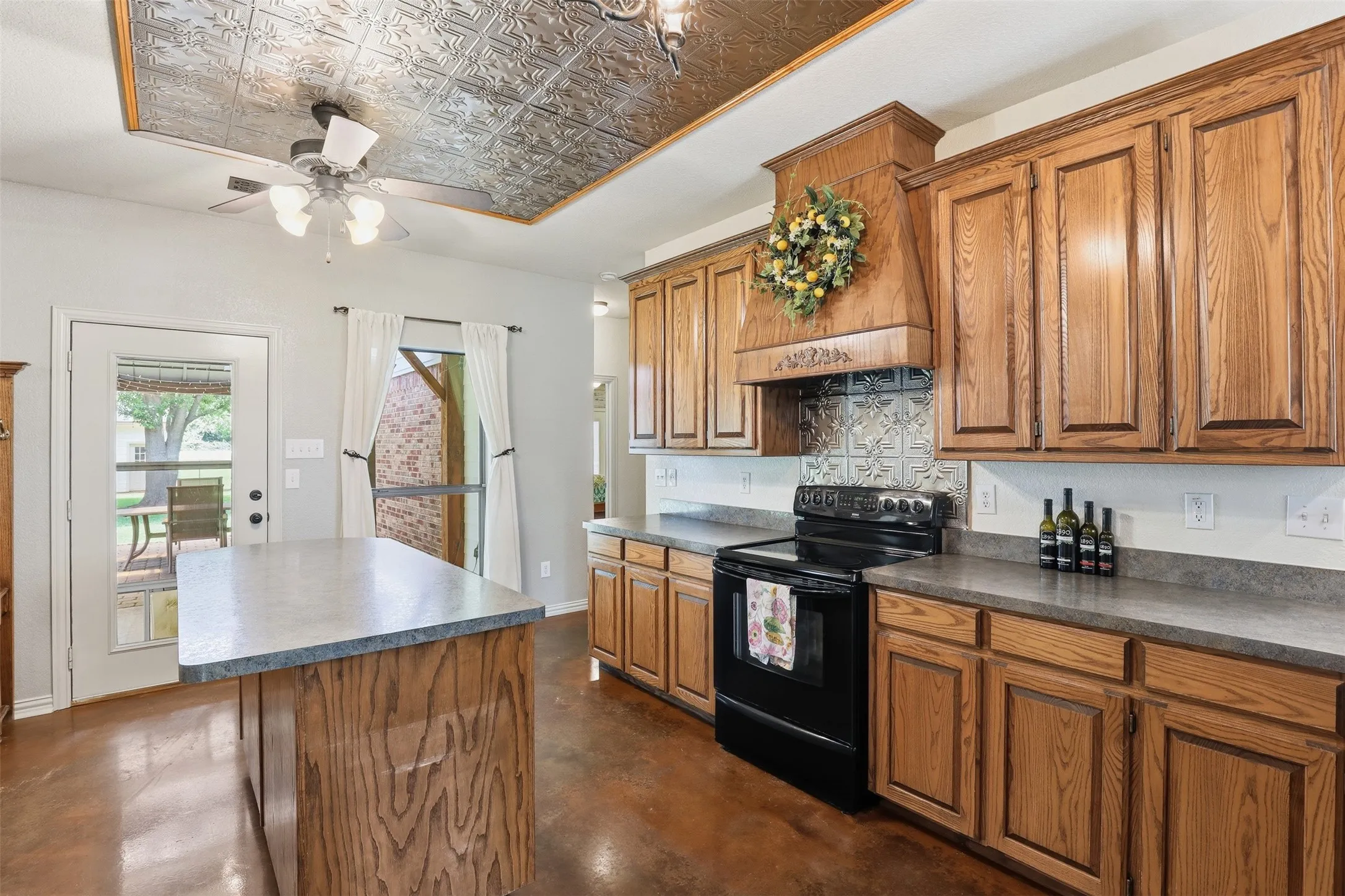 Single Family Residence For Sale in Johnson County , 2421 Pecan Springs Road, Cleburne, Texas 76031, 3 Bedroom, 2 Bathroom, 2 Garage spaces, 2,197 Sqft, built in 2006, mls#21284602, Real Estate Agent in Cleburne, Homes For Sale in Johnson county, Homes For Sale in Cleburne, Realtor in Cleburne Texas, Real Estate Brokerage Independent Realty Texas, Luminita Cordes Realtor