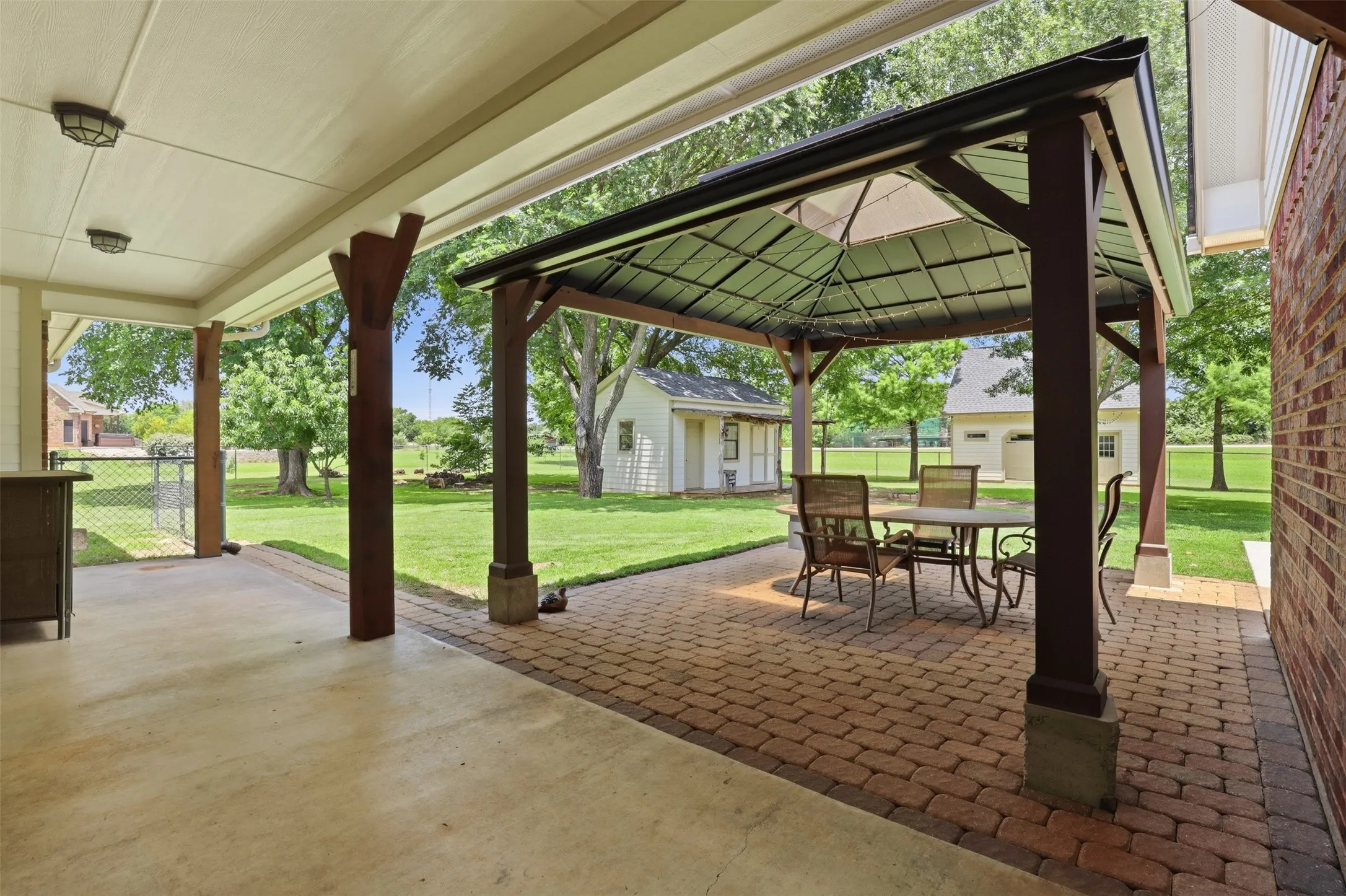 Single Family Residence For Sale in Johnson County , 2421 Pecan Springs Road, Cleburne, Texas 76031, 3 Bedroom, 2 Bathroom, 2 Garage spaces, 2,197 Sqft, built in 2006, mls#21284602, Real Estate Agent in Cleburne, Homes For Sale in Johnson county, Homes For Sale in Cleburne, Realtor in Cleburne Texas, Real Estate Brokerage Independent Realty Texas, Luminita Cordes Realtor