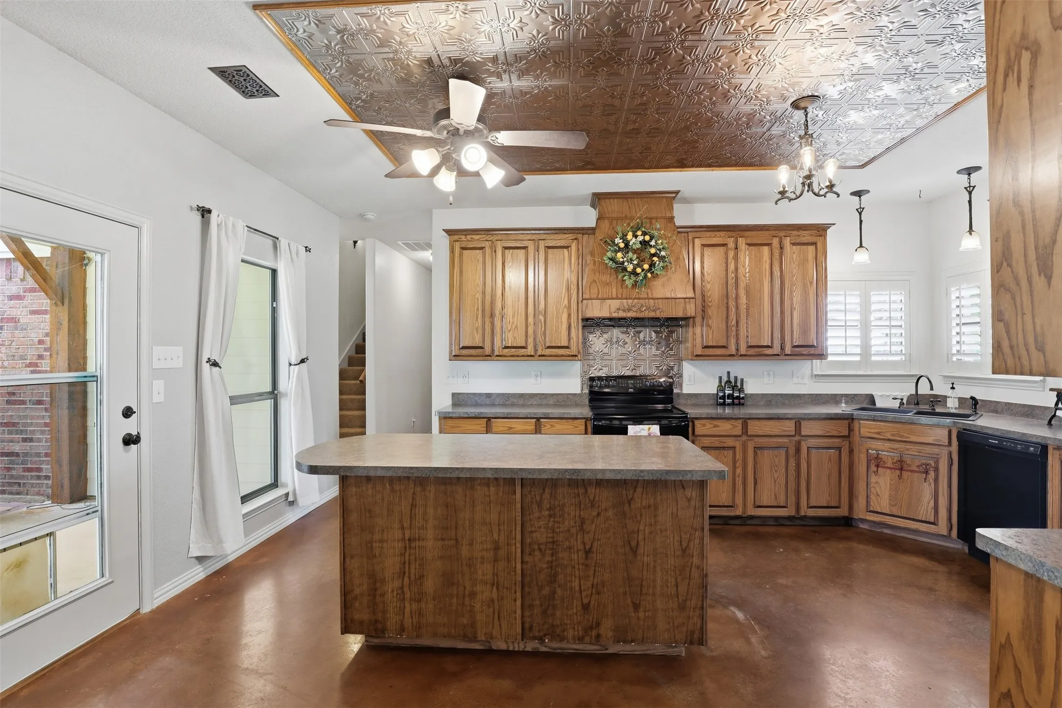 Single Family Residence For Sale in Johnson County , 2421 Pecan Springs Road, Cleburne, Texas 76031, 3 Bedroom, 2 Bathroom, 2 Garage spaces, 2,197 Sqft, built in 2006, mls#21284602, Real Estate Agent in Cleburne, Homes For Sale in Johnson county, Homes For Sale in Cleburne, Realtor in Cleburne Texas, Real Estate Brokerage Independent Realty Texas, Luminita Cordes Realtor